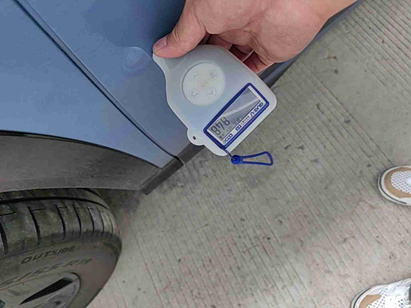 左侧前门钣金修复痕迹实拍