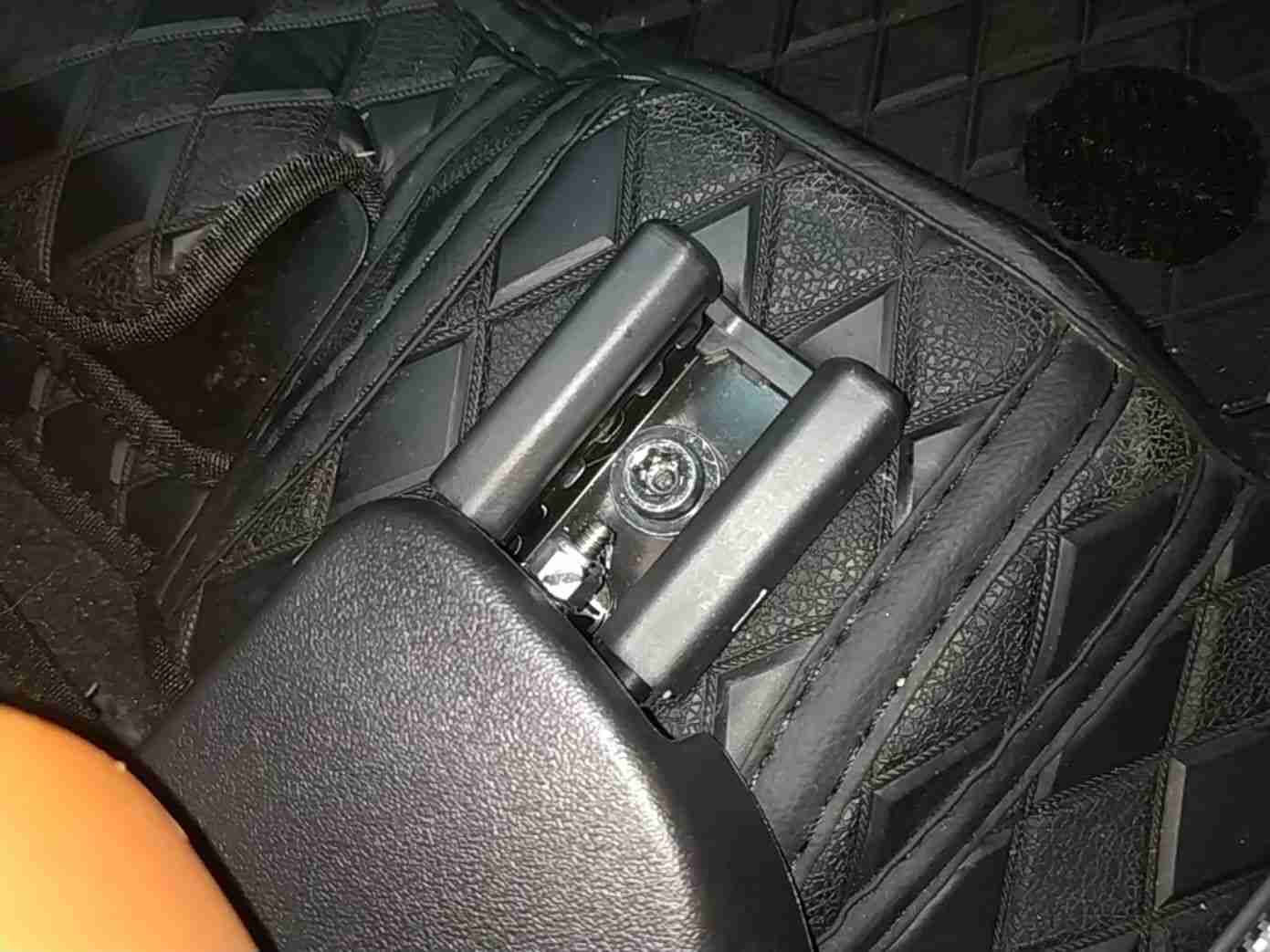 右前座椅滑轨拆卸痕迹检测实拍