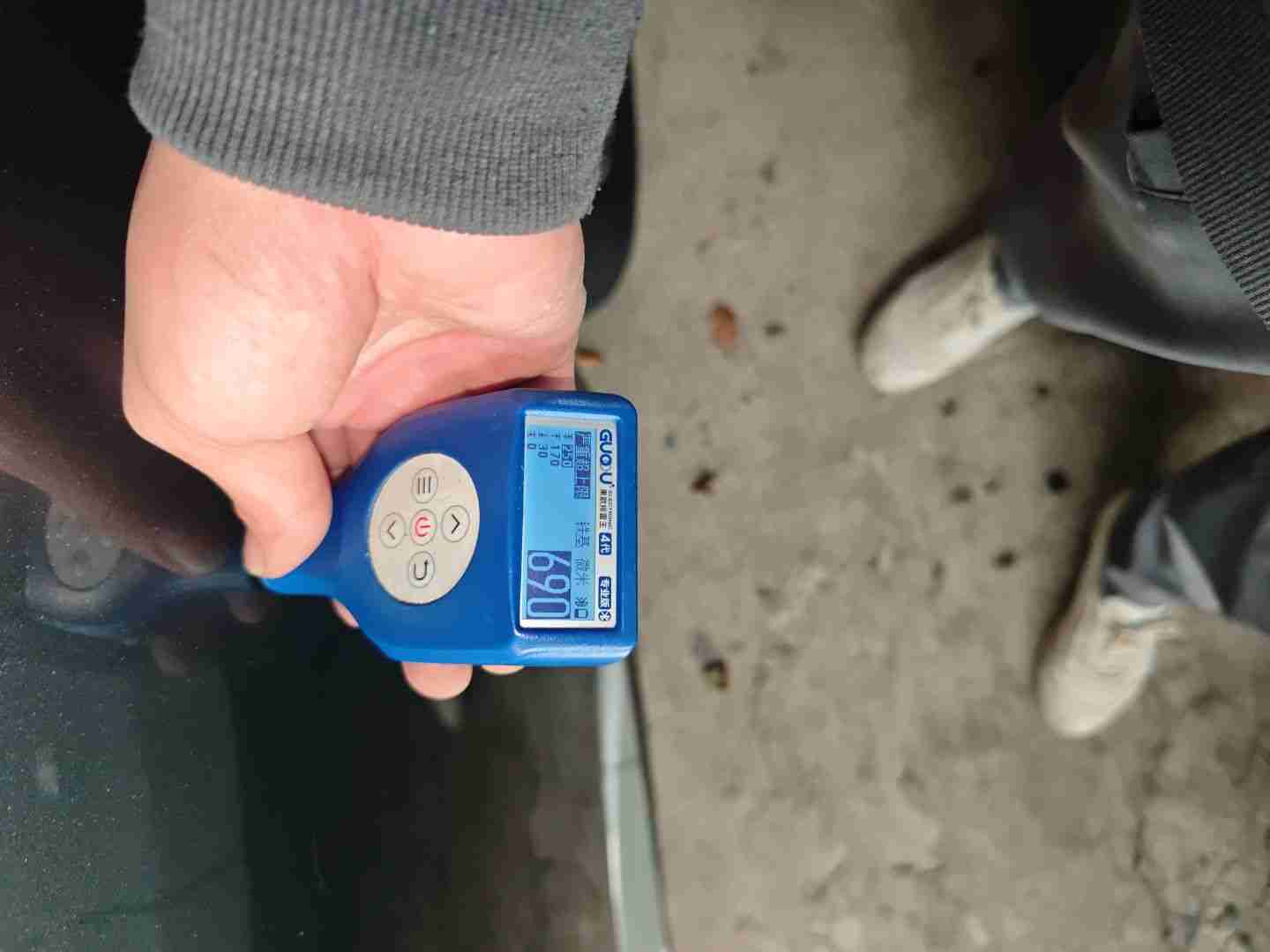 左侧后门钣金补漆痕迹实拍