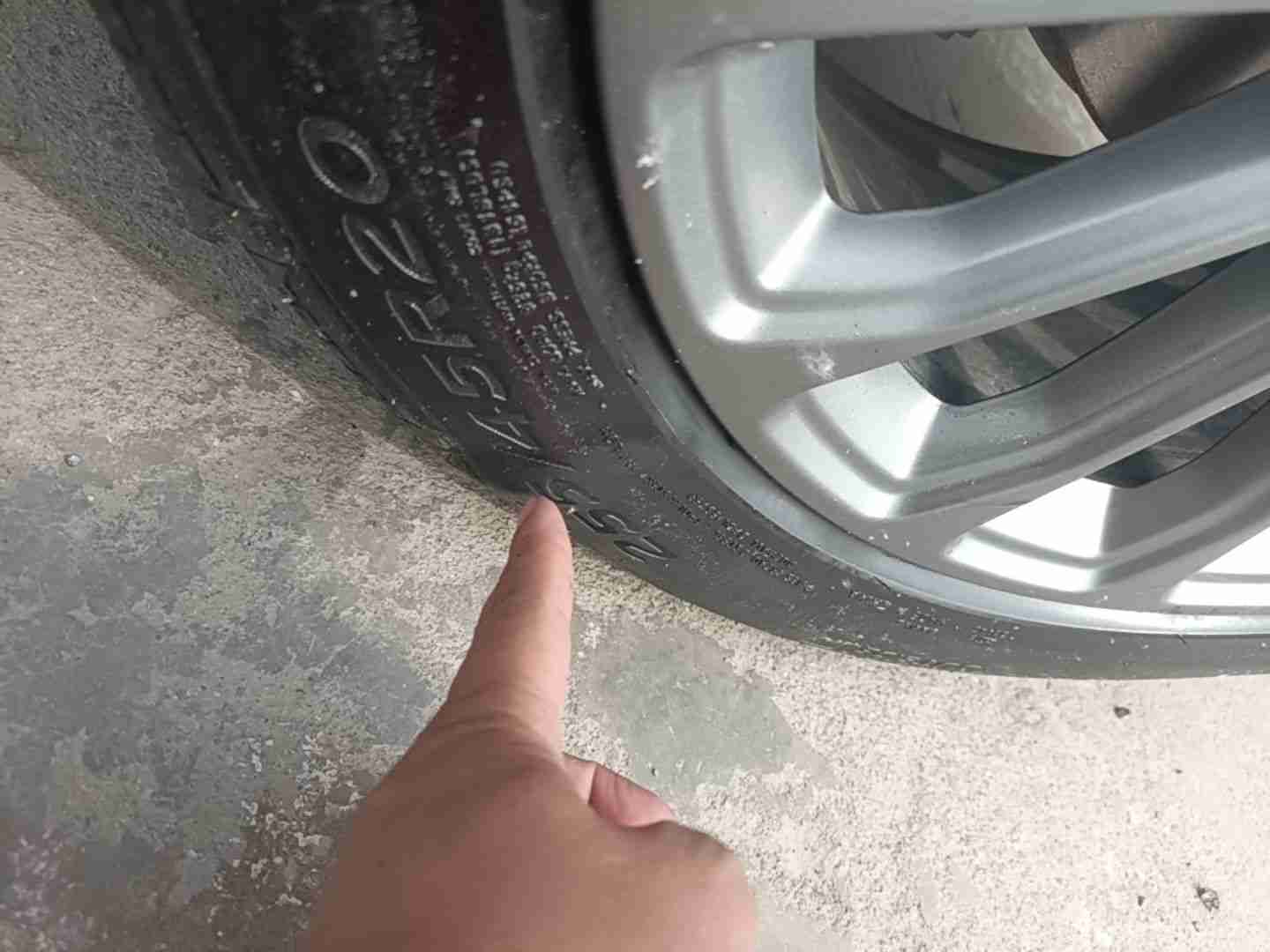 右前轮胎侧壁轻微鼓包实拍