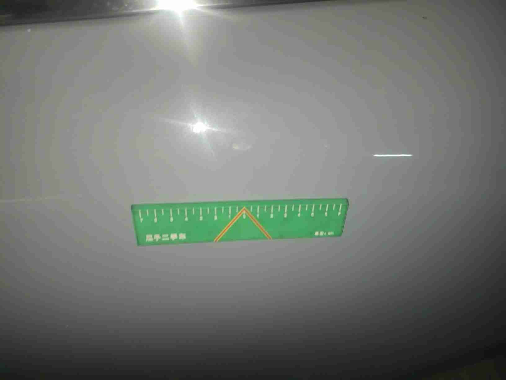 车辆左后门漆面损伤细节展示