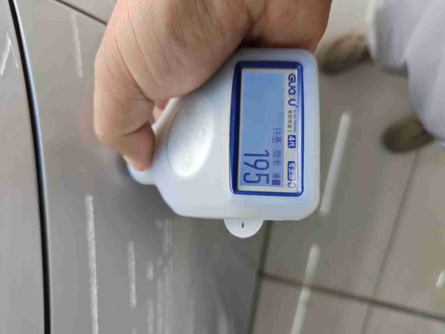 右前翼子板漆面情况实拍
