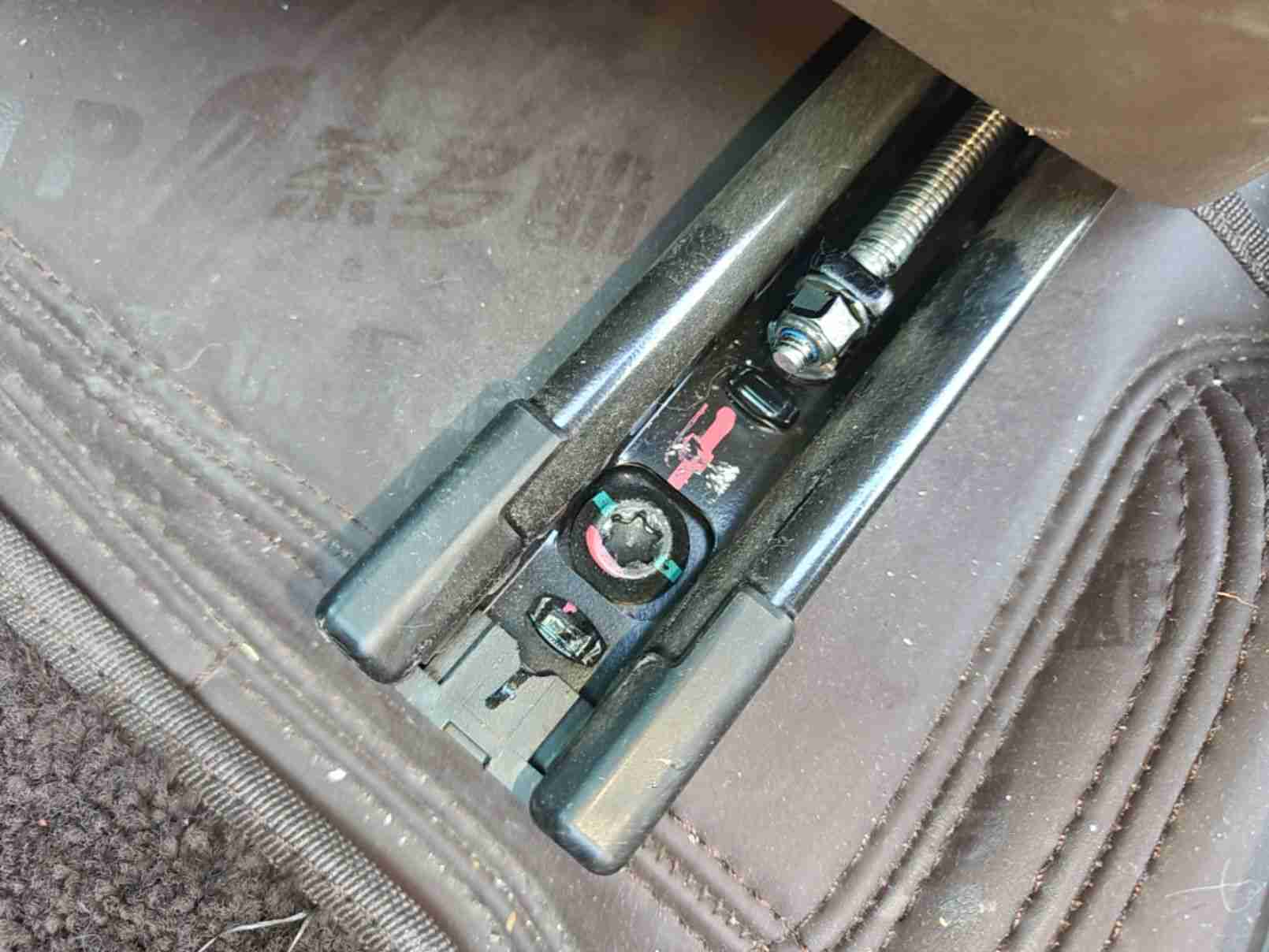 左前座椅滑轨拆卸痕迹实拍