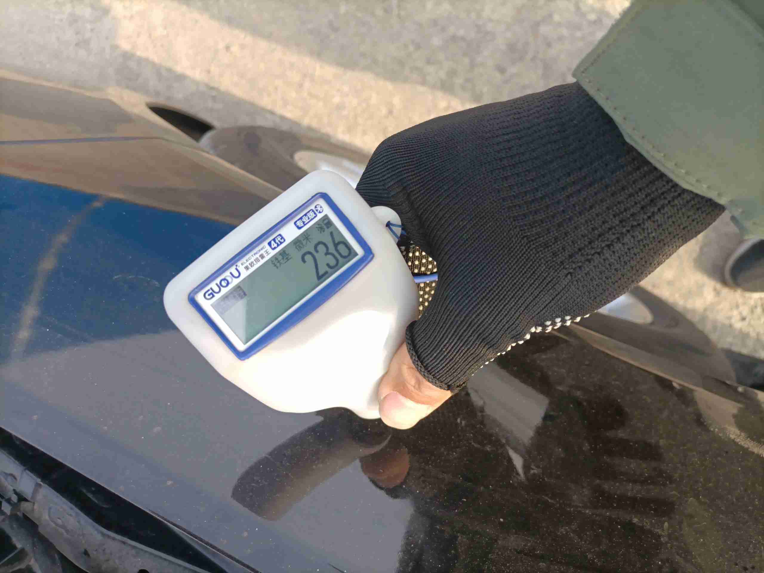 右前翼子板漆面喷漆痕迹实拍