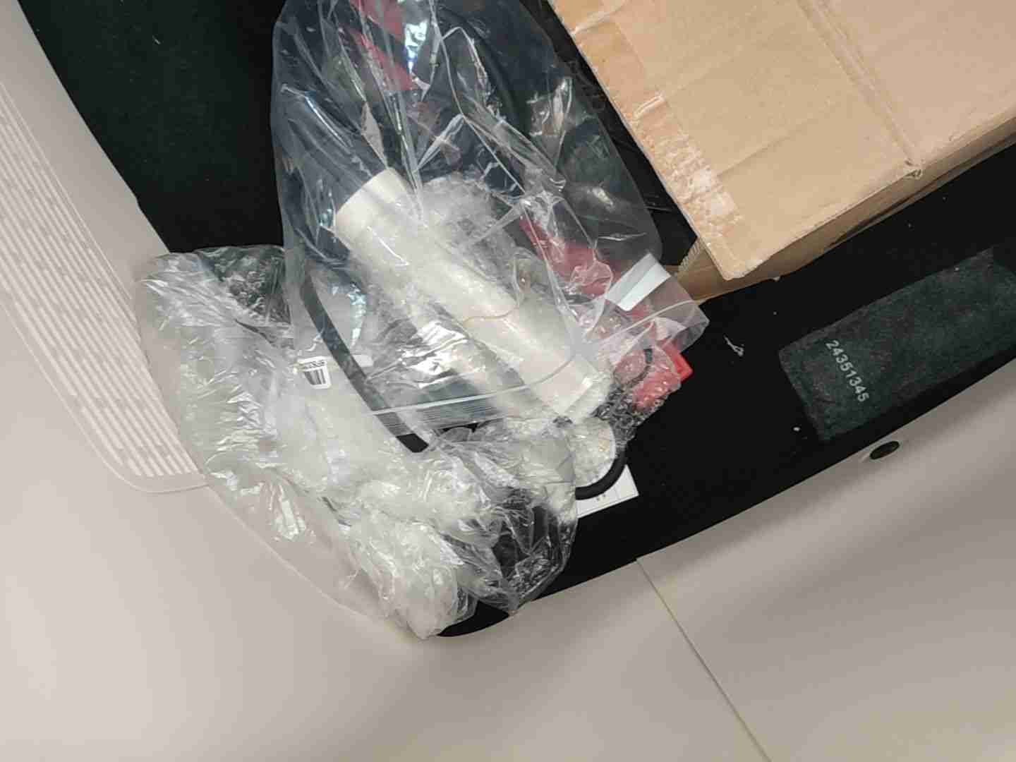 随车附带的便携充电器实拍