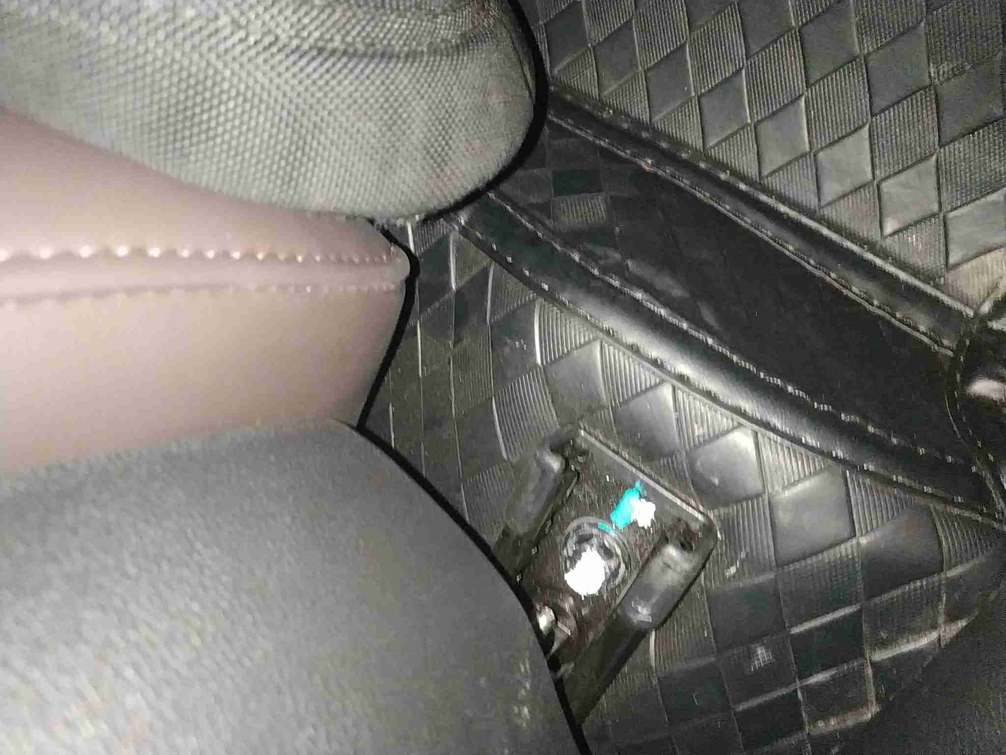 右前座椅滑轨螺丝拆卸痕迹实拍