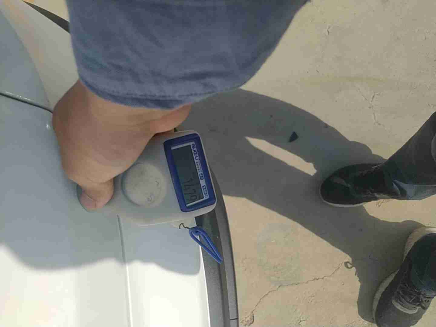 后备箱盖钣金修复痕迹实拍