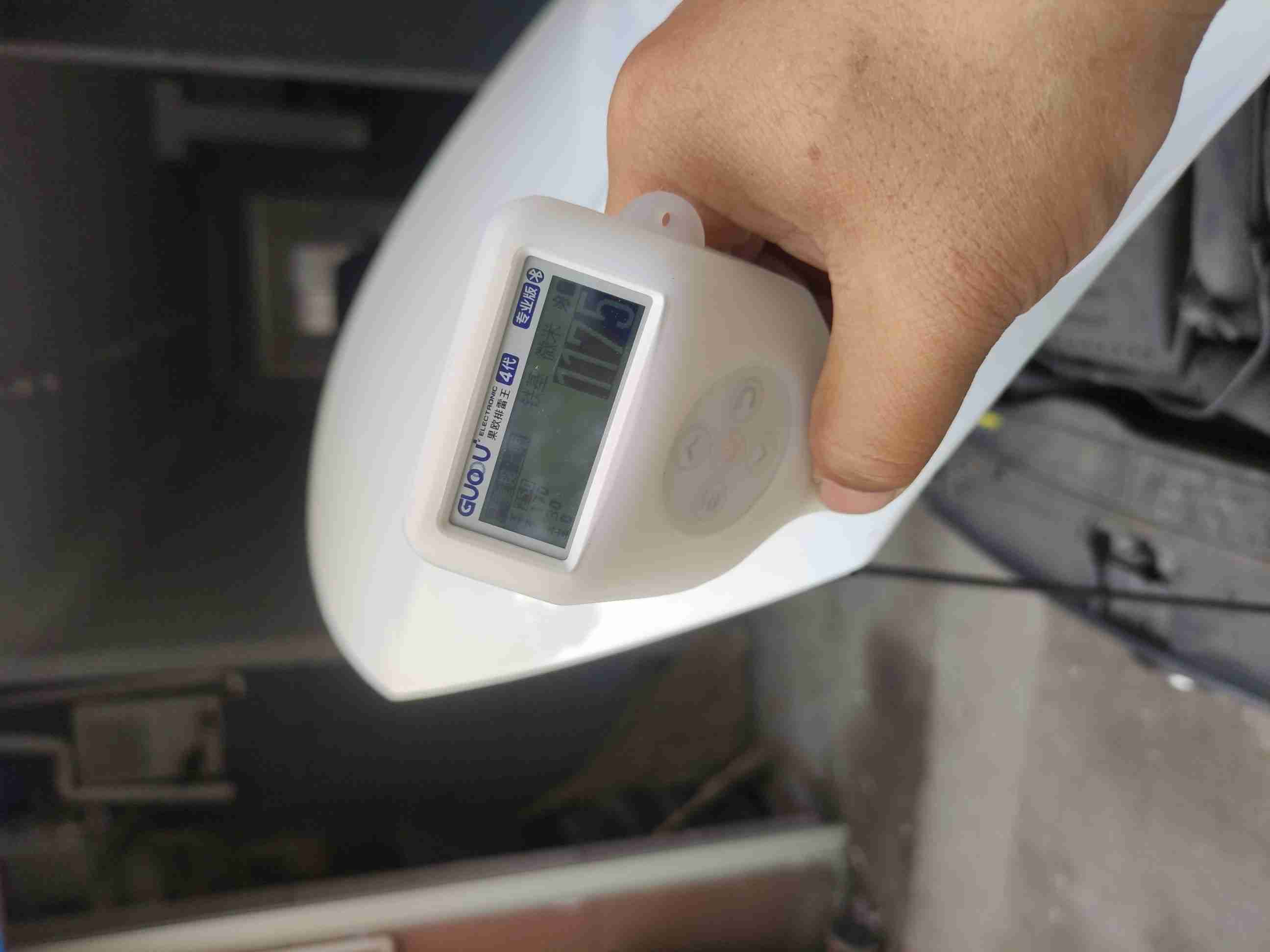 发动机舱盖漆面钣金修复痕迹实拍
