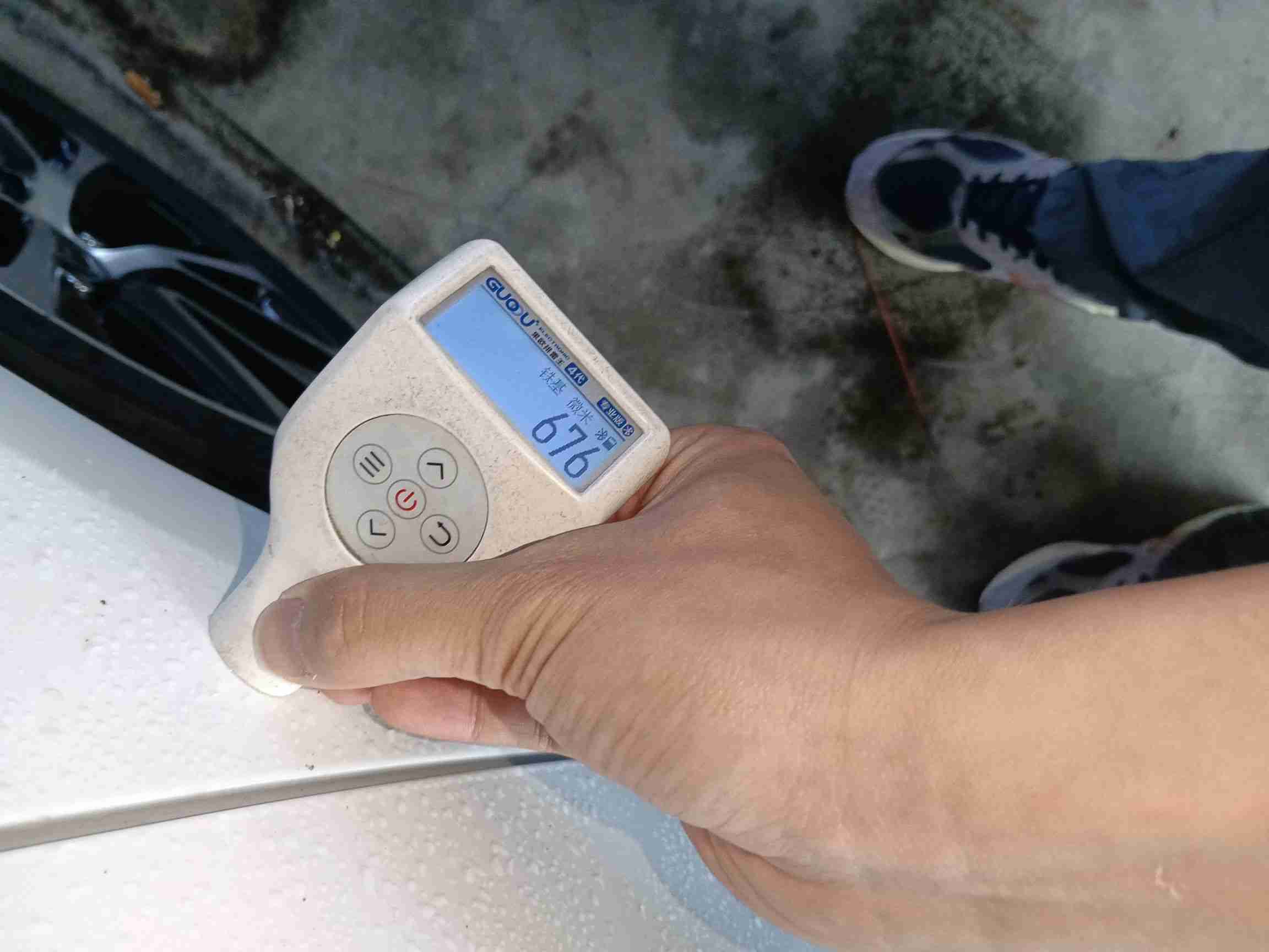 左后翼子板钣金修复痕迹