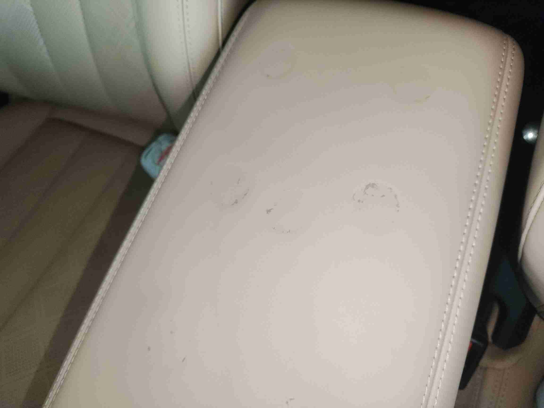中央扶手箱皮质破损实拍