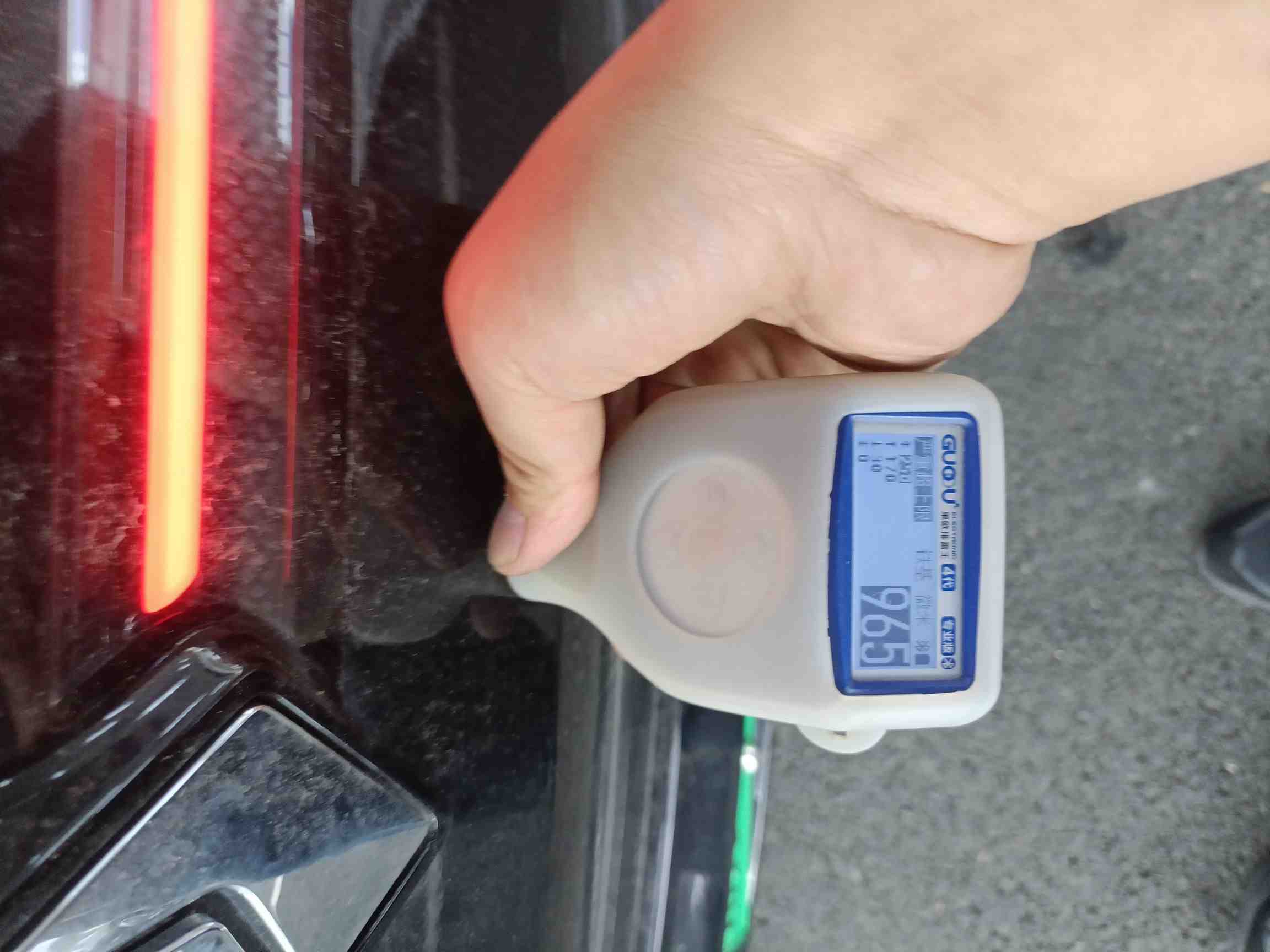 后备箱盖钣金修复痕迹实拍