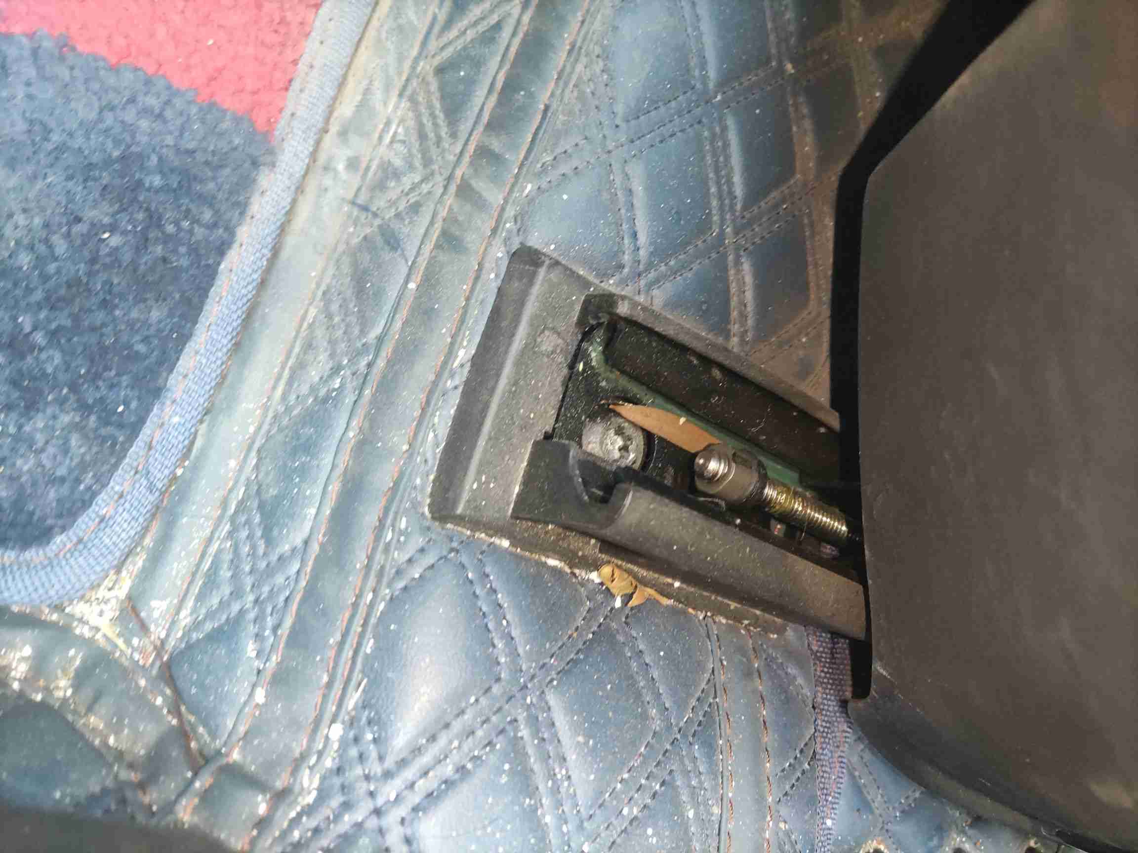 左前座椅滑轨拆卸痕迹实拍