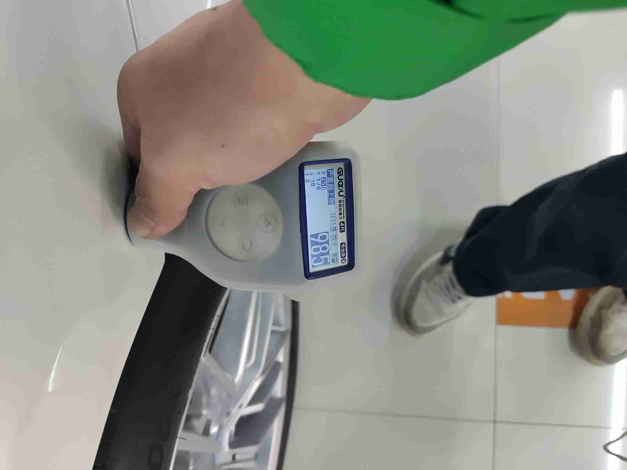 右前翼子板钣金痕迹