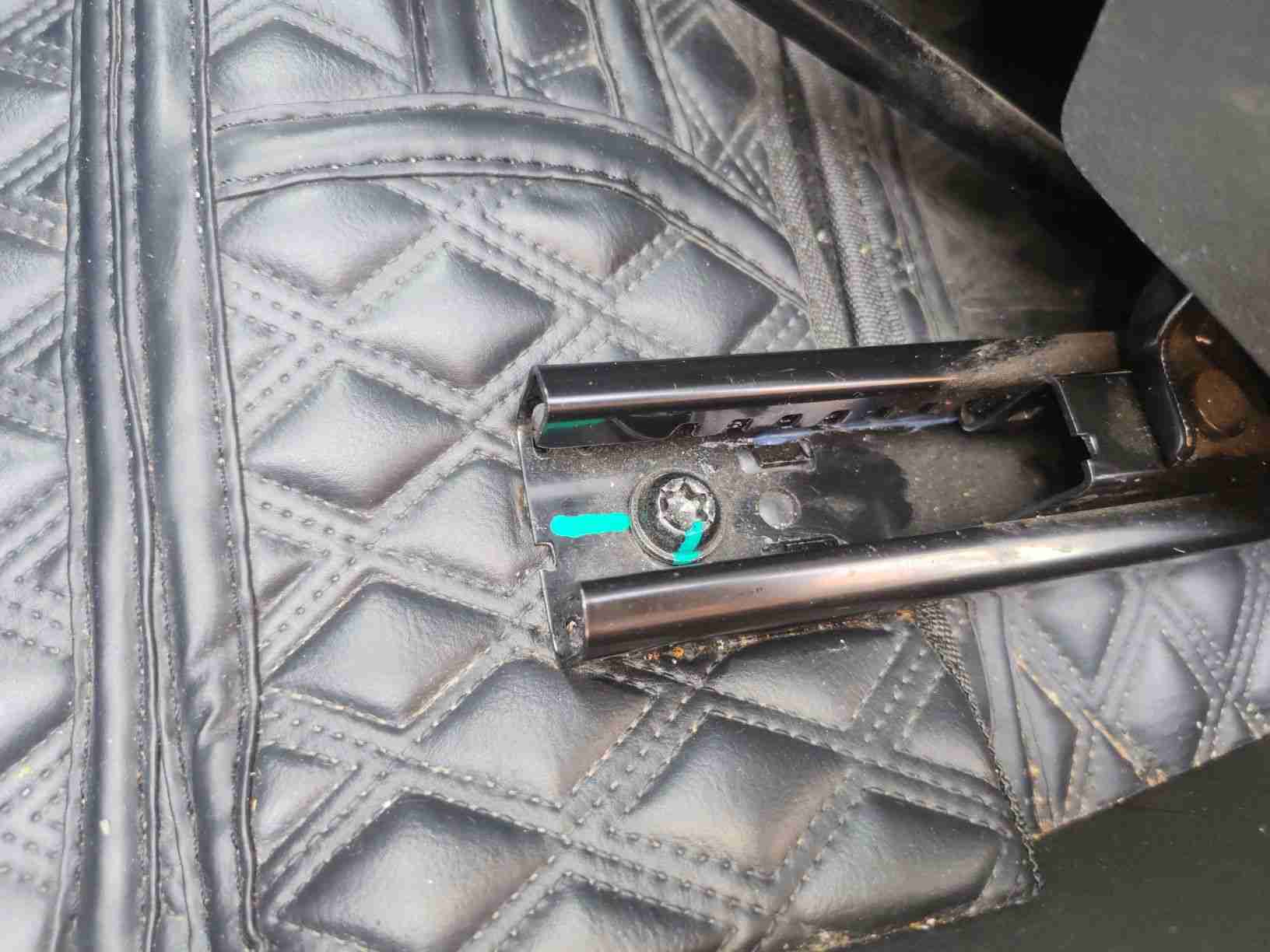左前座椅滑轨安装螺丝拆卸痕迹实拍