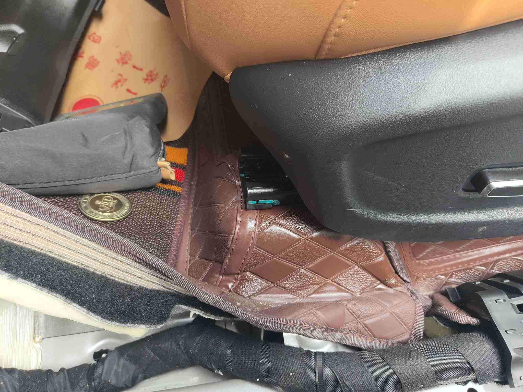 左前座椅滑轨拆卸痕迹实拍