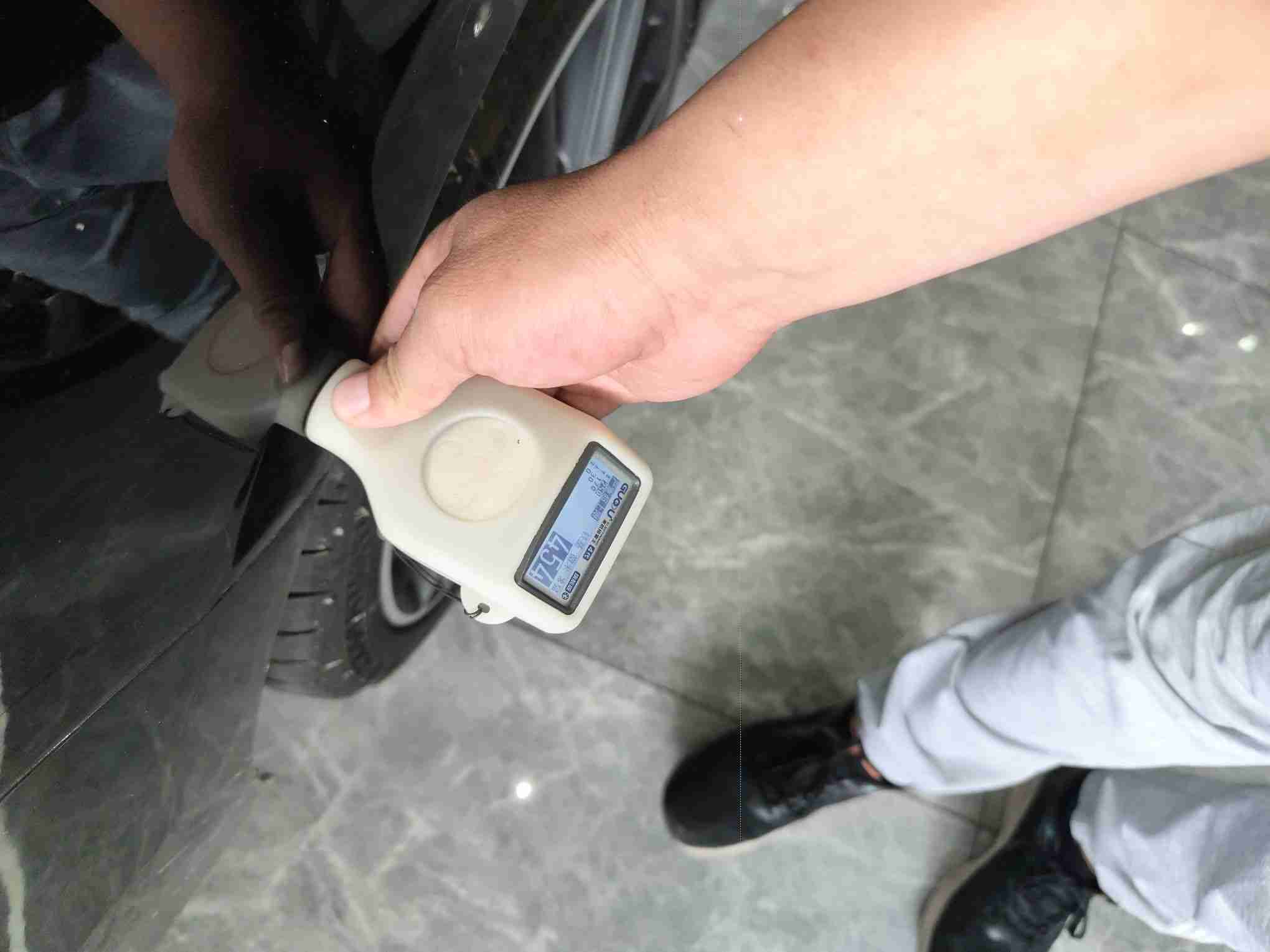 右后翼子板漆面钣金修复痕迹实拍