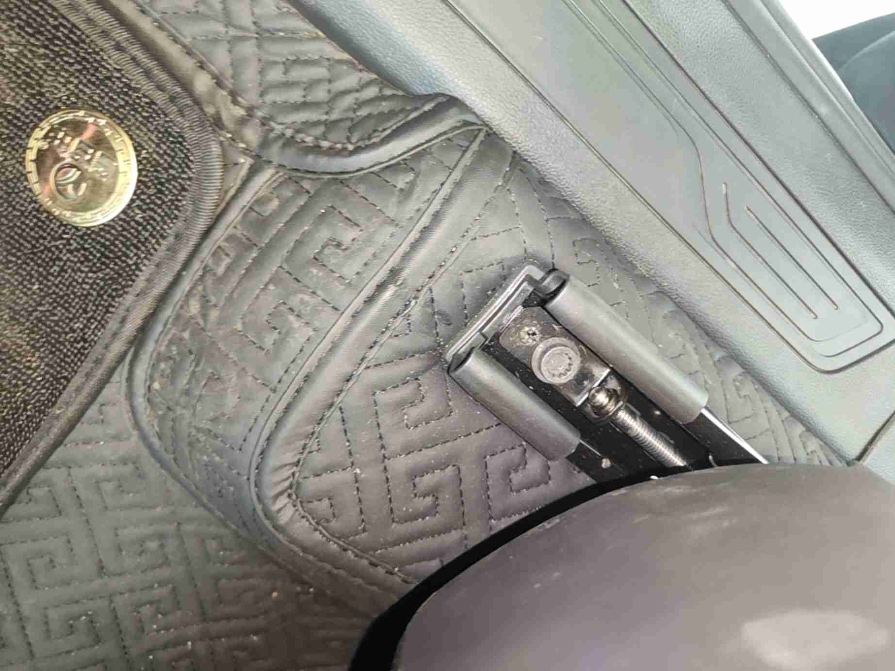 右前座椅滑轨拆卸痕迹实拍