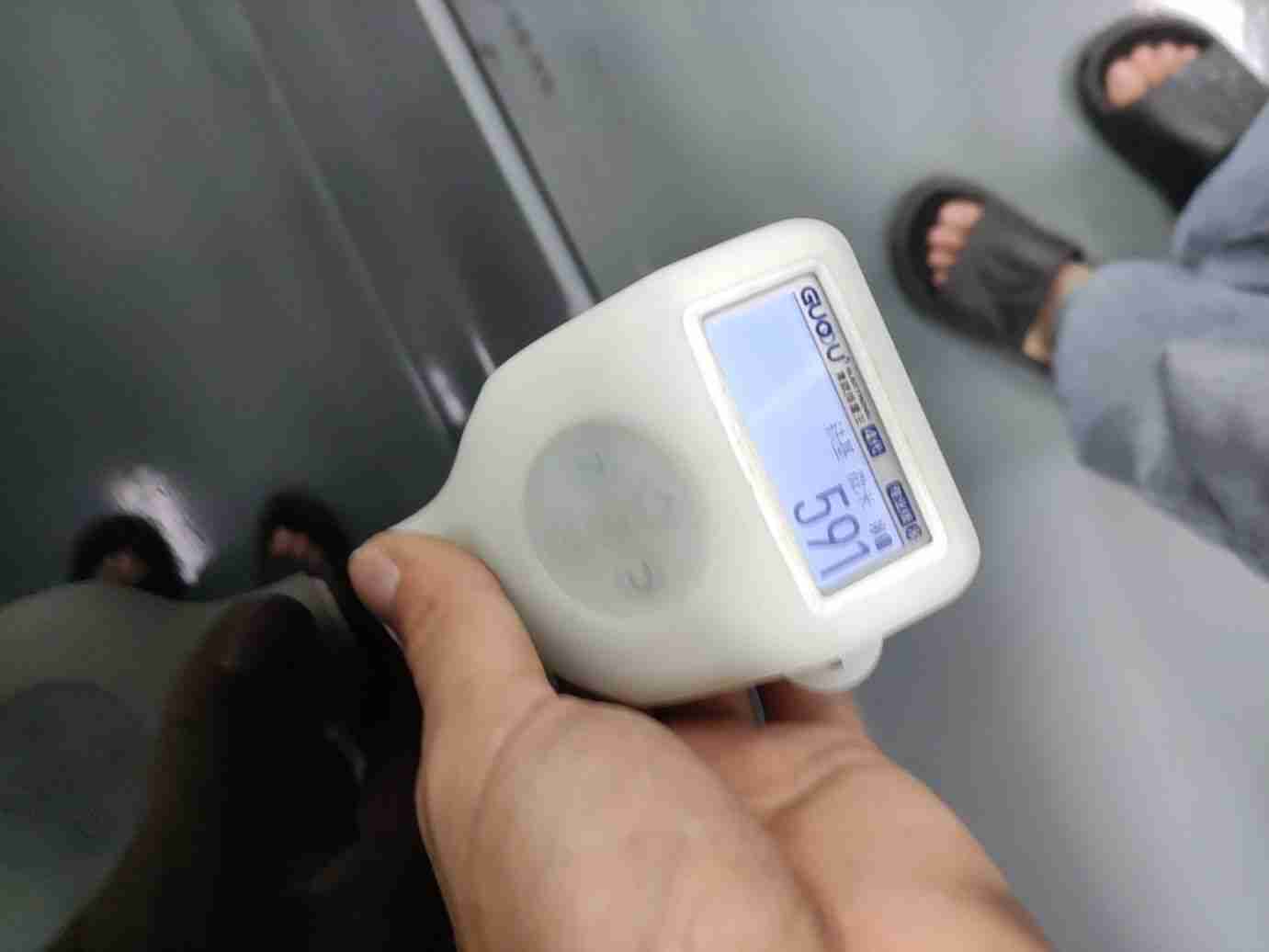 右侧前门钣金修复痕迹实拍