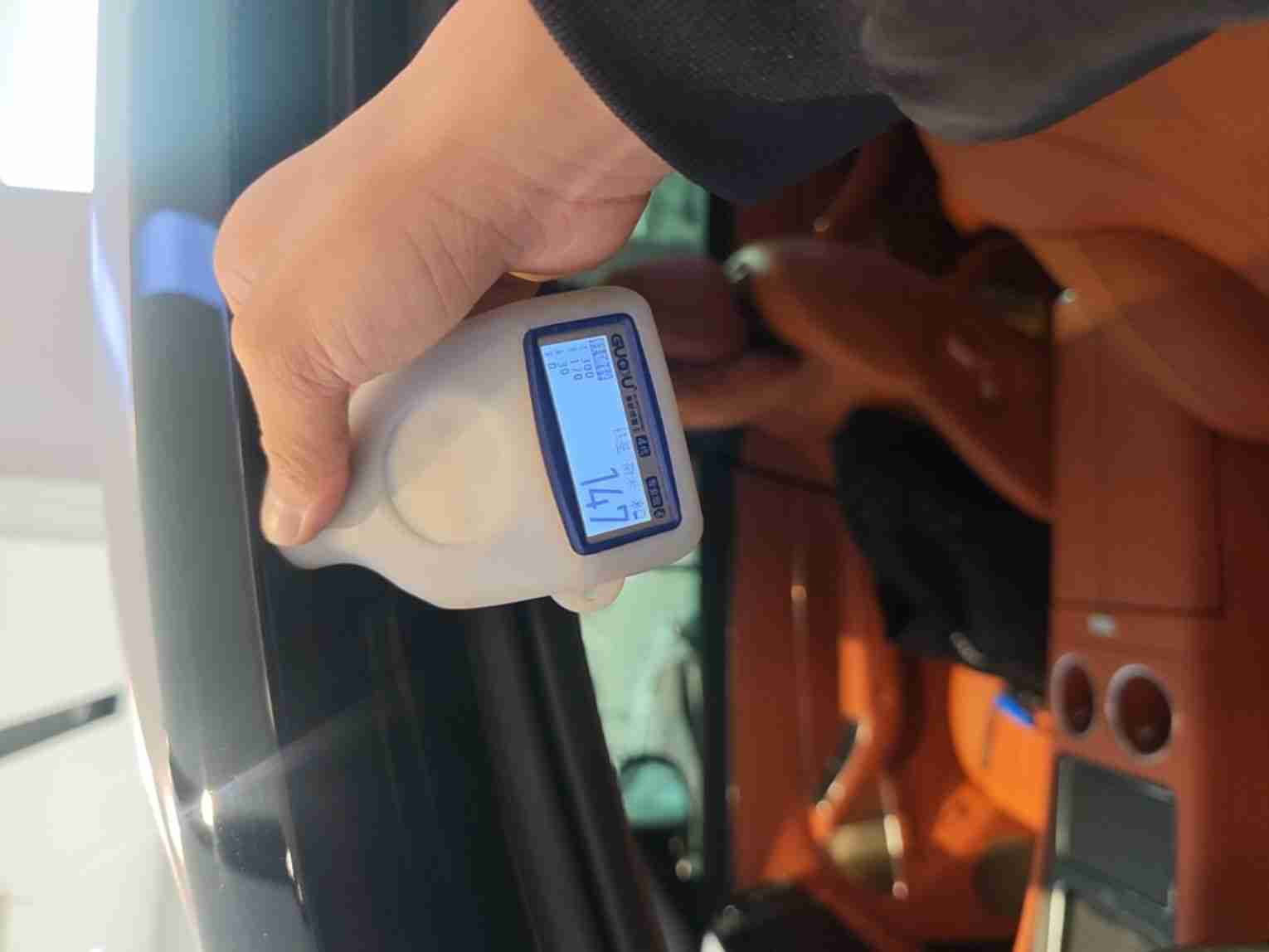 左前门框漆面修复痕迹实拍