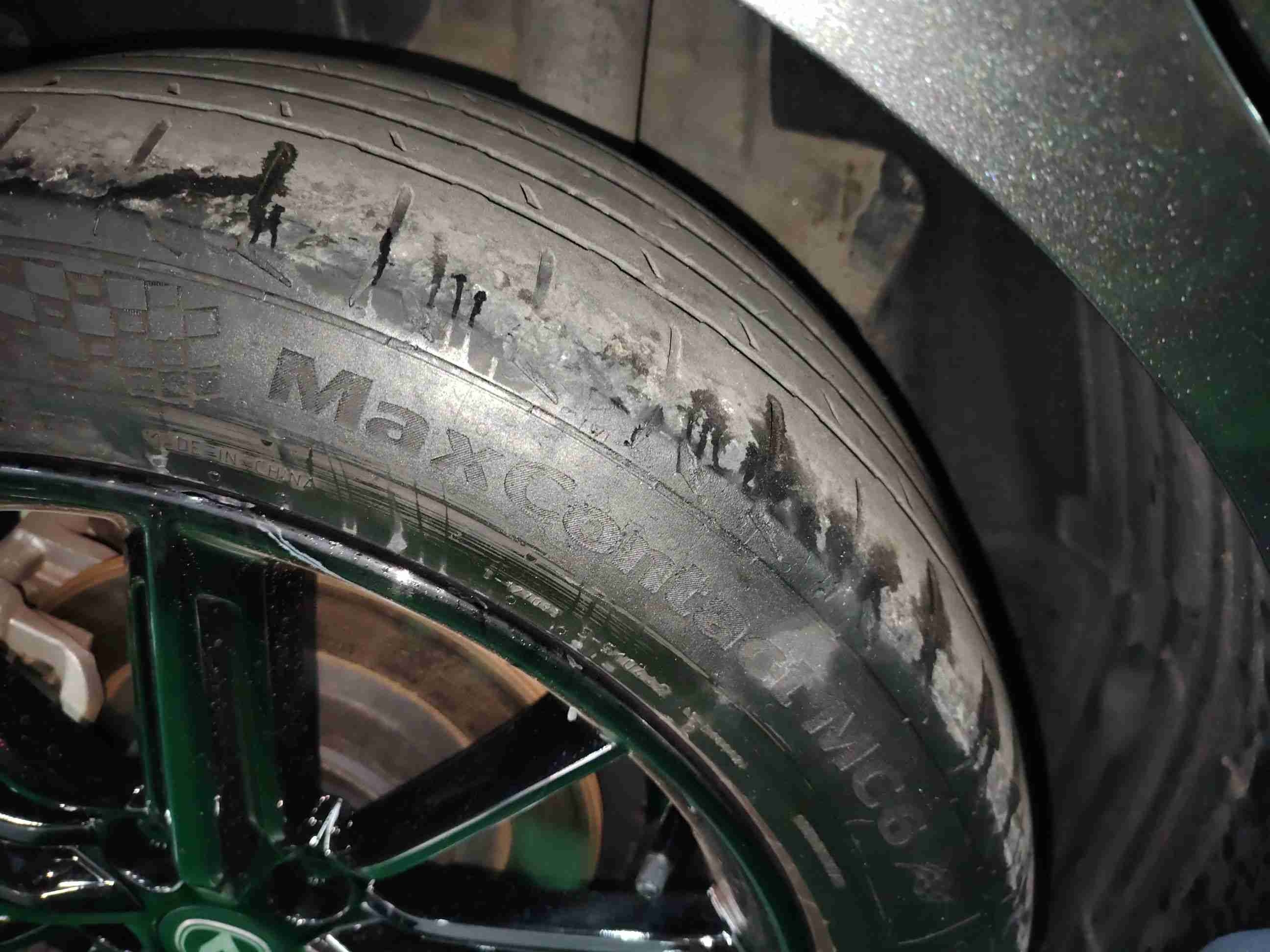 右后轮胎磨损情况实拍