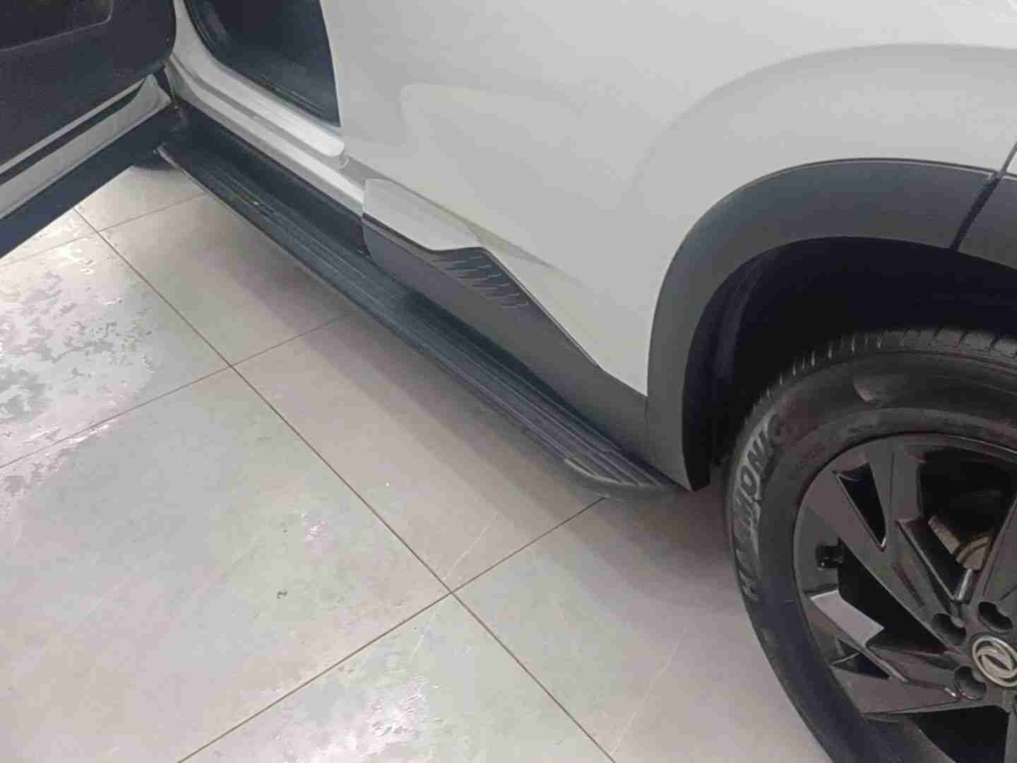 车主后期加装的登车踏板实拍