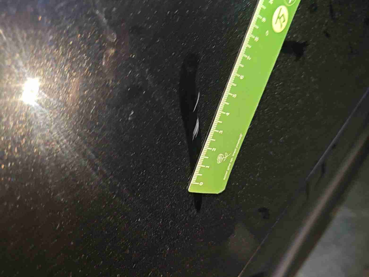 左后翼子板漆面损伤漏底漆实拍