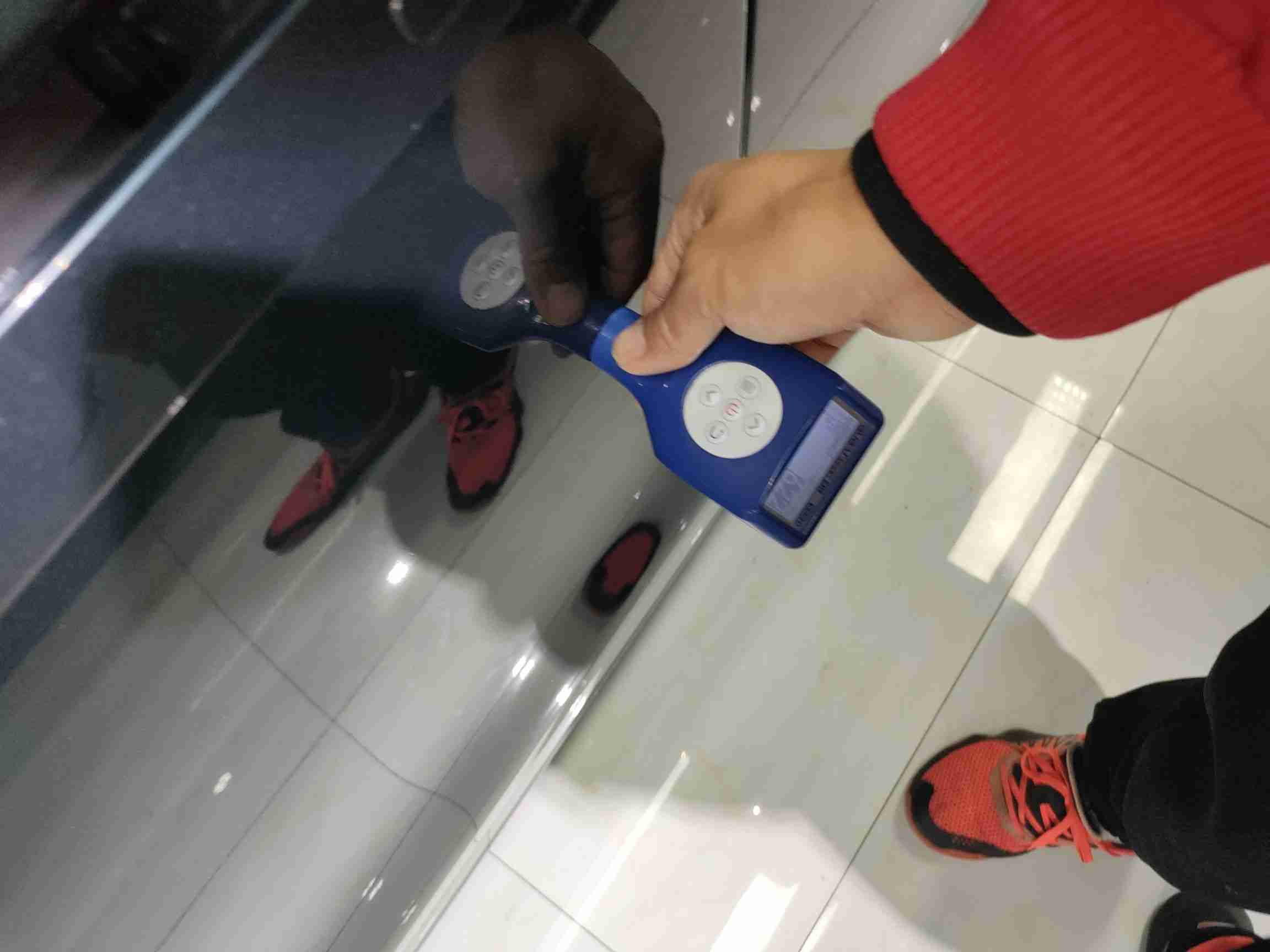 左侧前门钣金喷漆痕迹实拍