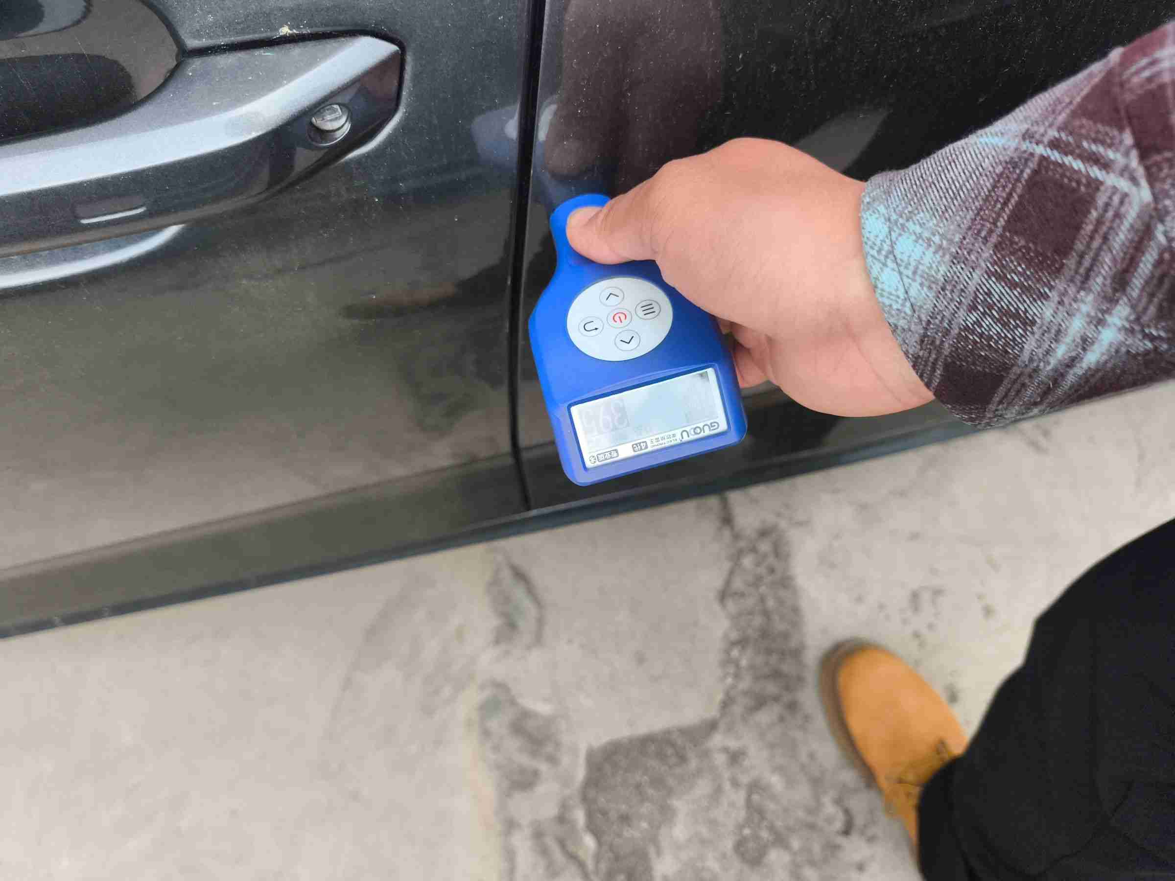 左侧后门漆面钣金修复痕迹