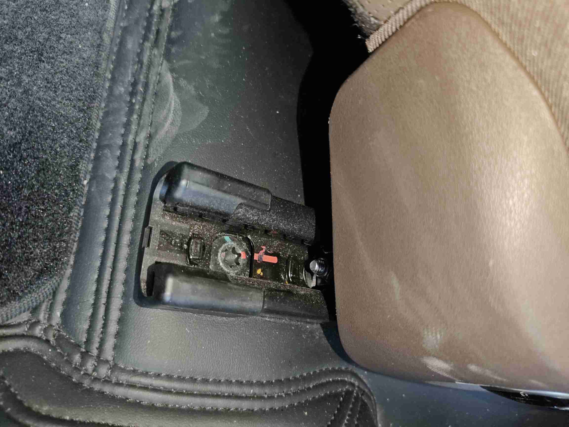 左前座椅滑轨拆卸痕迹实拍
