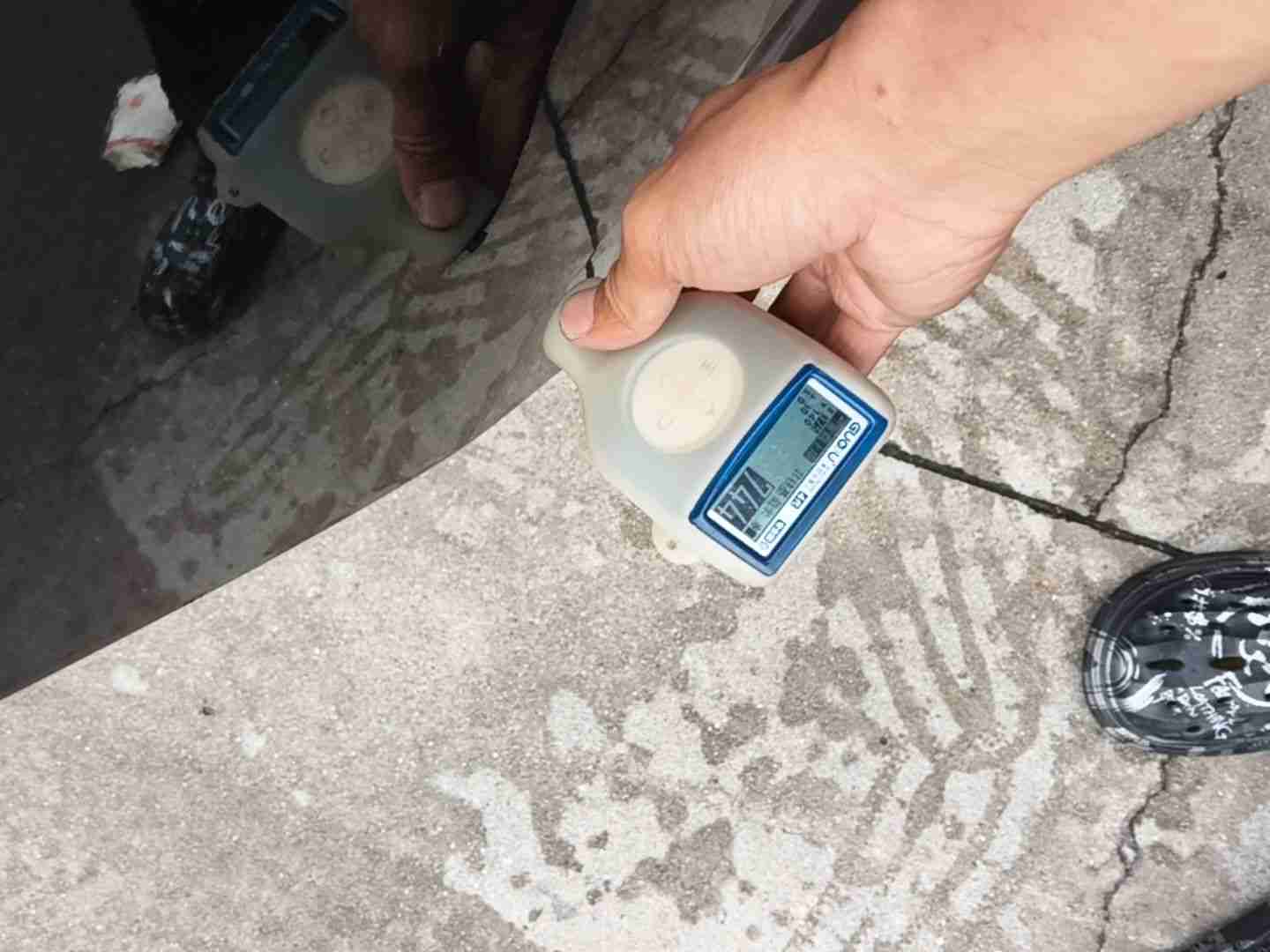 右侧后门钣金修复痕迹实拍