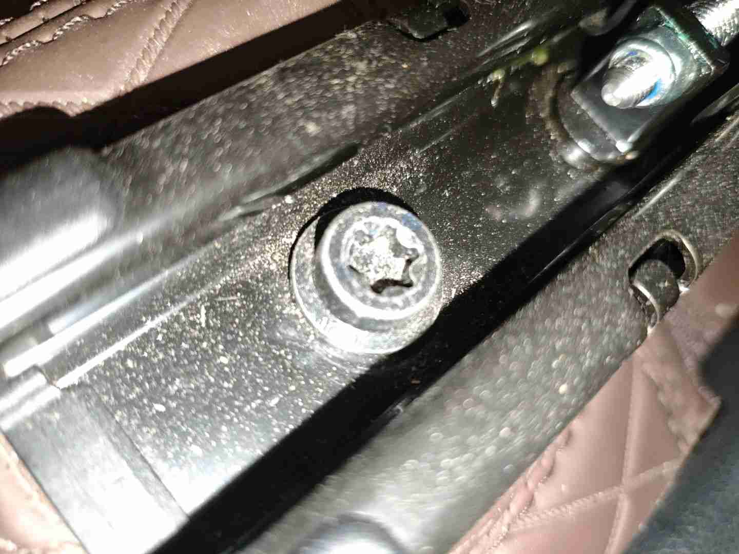 左前座椅滑轨及安装螺丝拆卸痕迹实拍