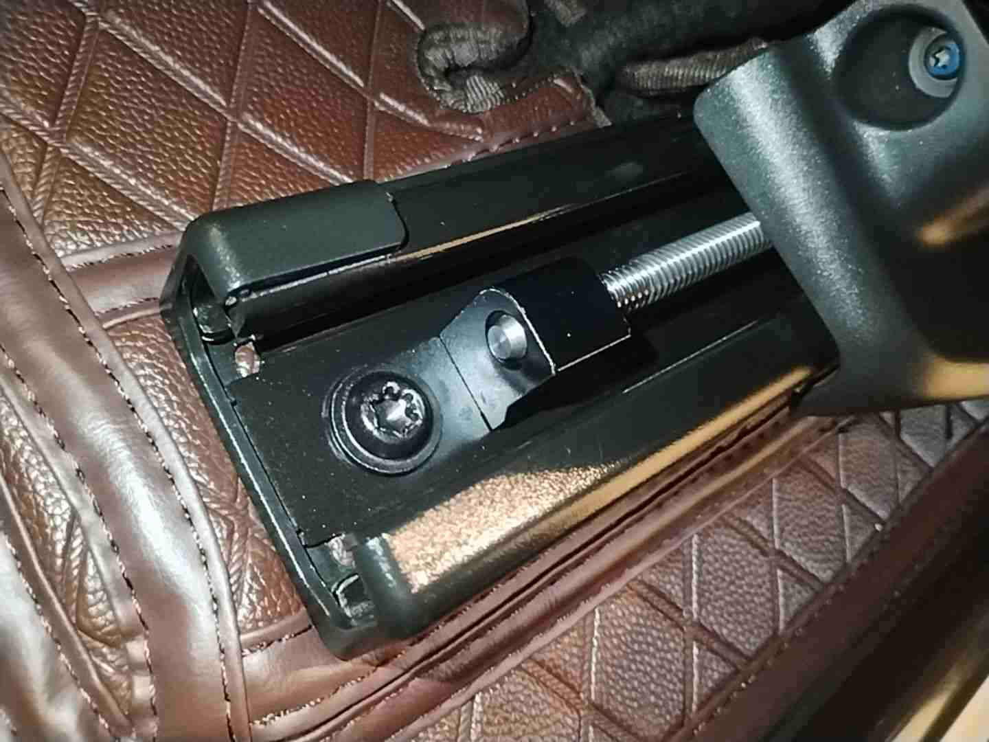 左前座椅滑轨拆卸痕迹实拍