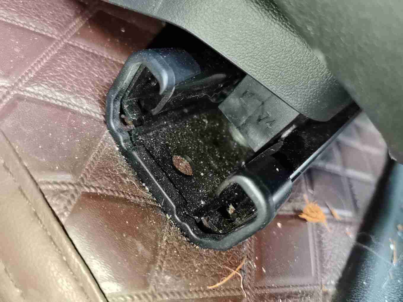 左前座椅滑轨拆卸痕迹实拍