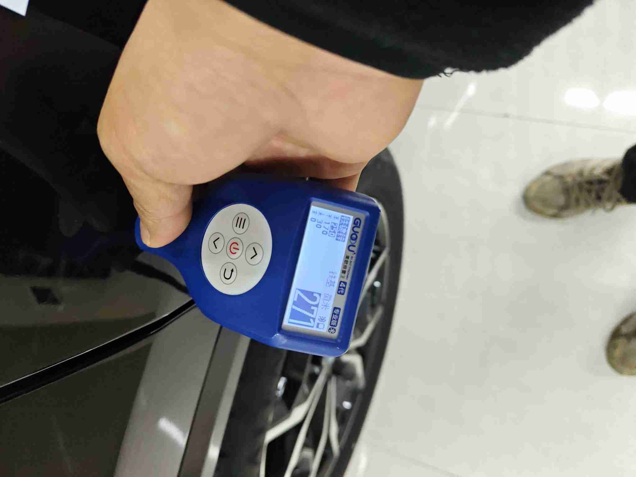 右后门钣金痕迹实拍