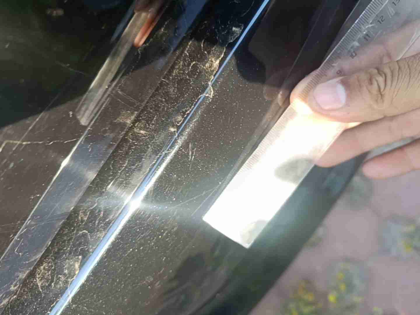 后保险杠漆面损伤漏底漆实拍