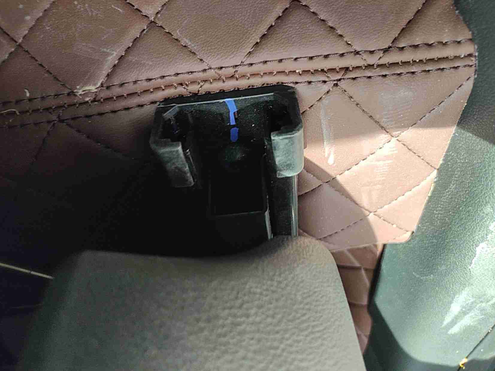 右前座椅滑轨拆卸痕迹实拍