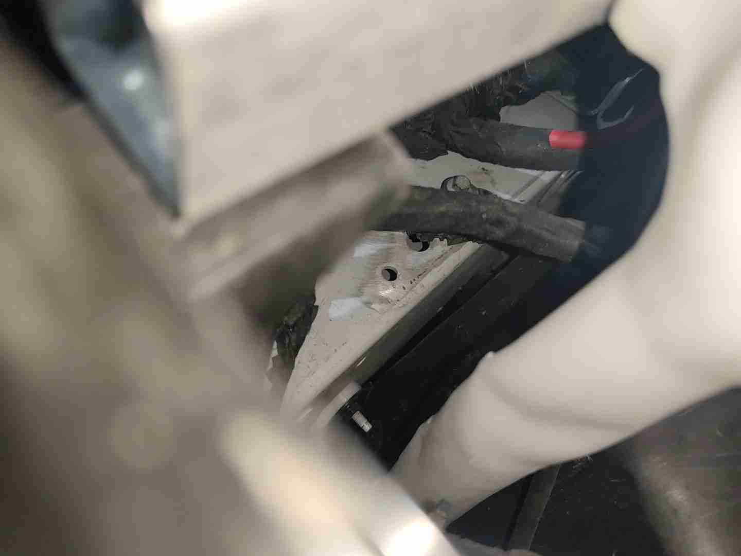 左前纵梁小面积钣金痕迹实拍