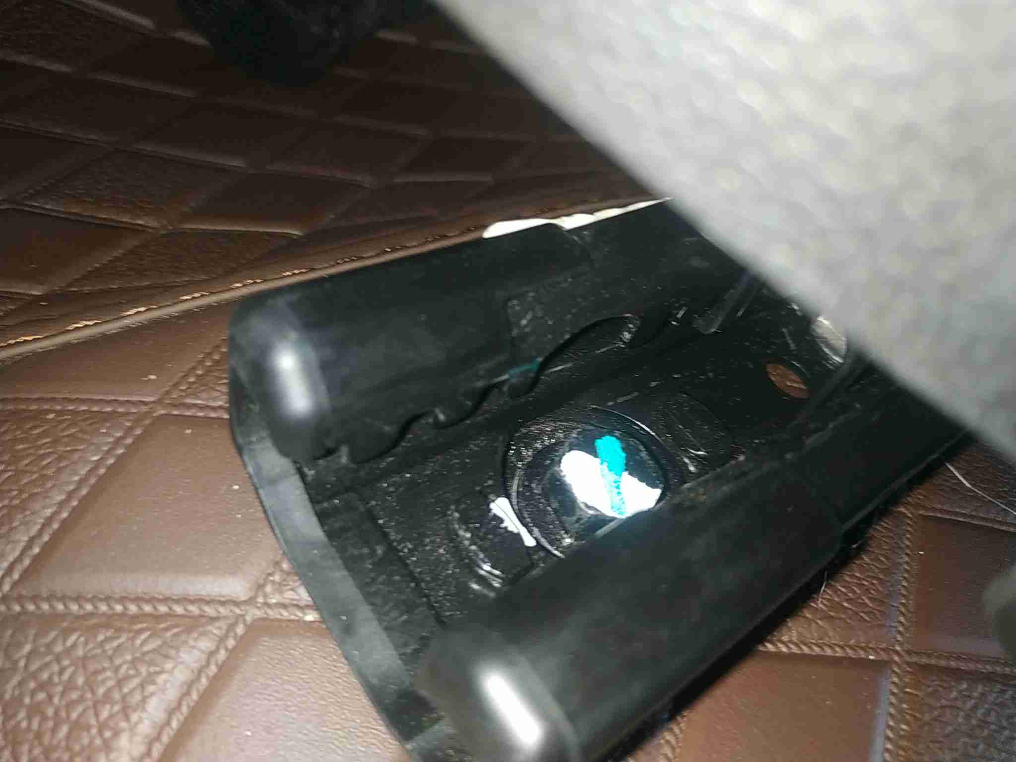 左前座椅滑轨拆卸痕迹实拍