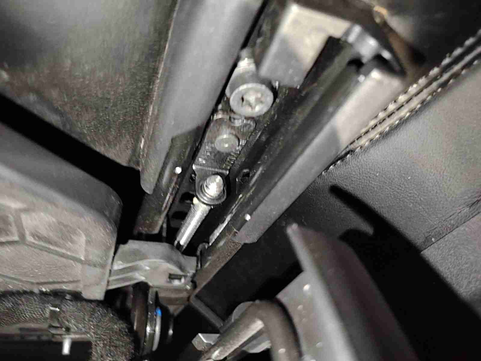 右前座椅滑轨拆卸痕迹实拍