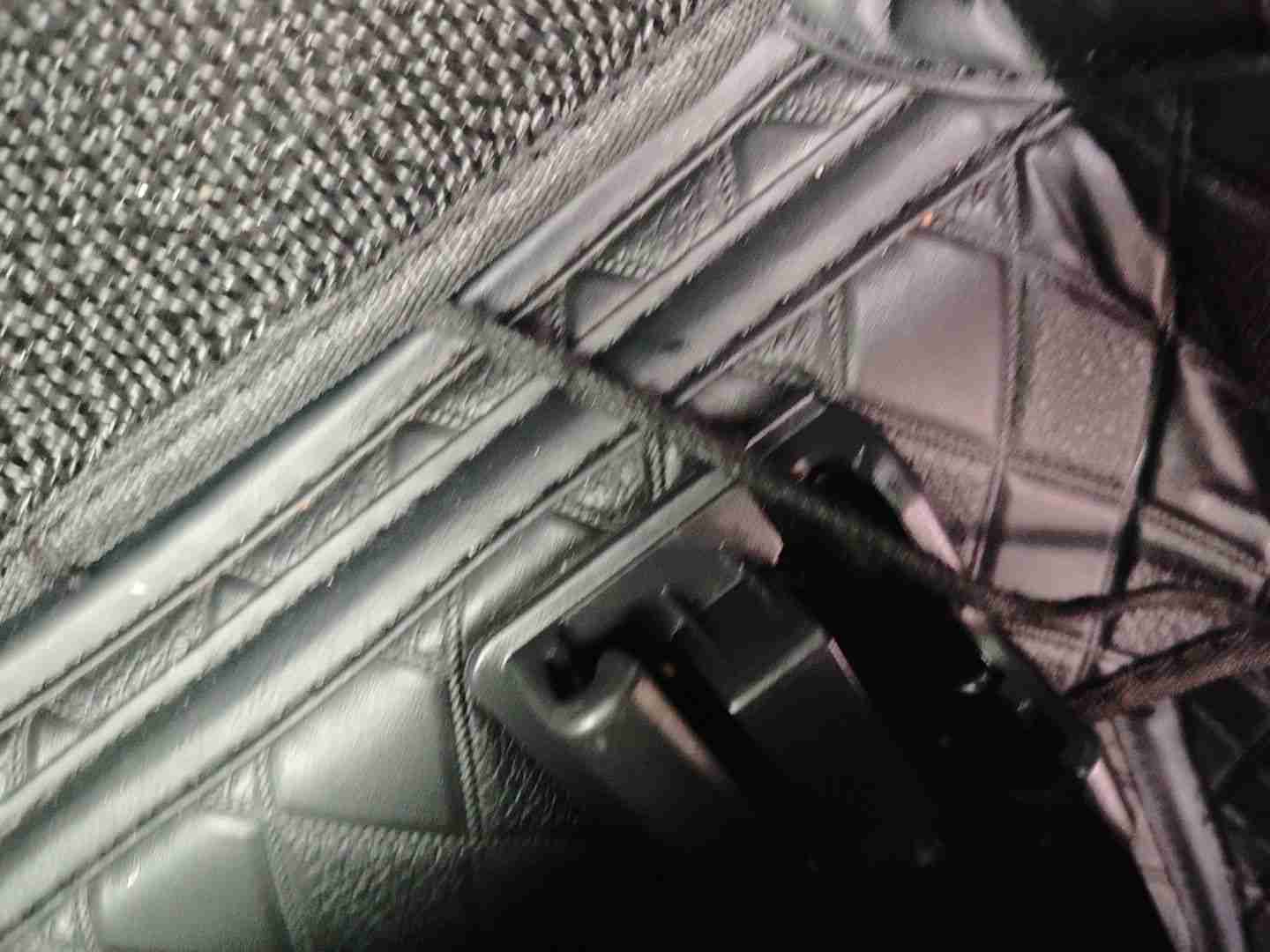 左前座椅滑轨拆卸痕迹实拍