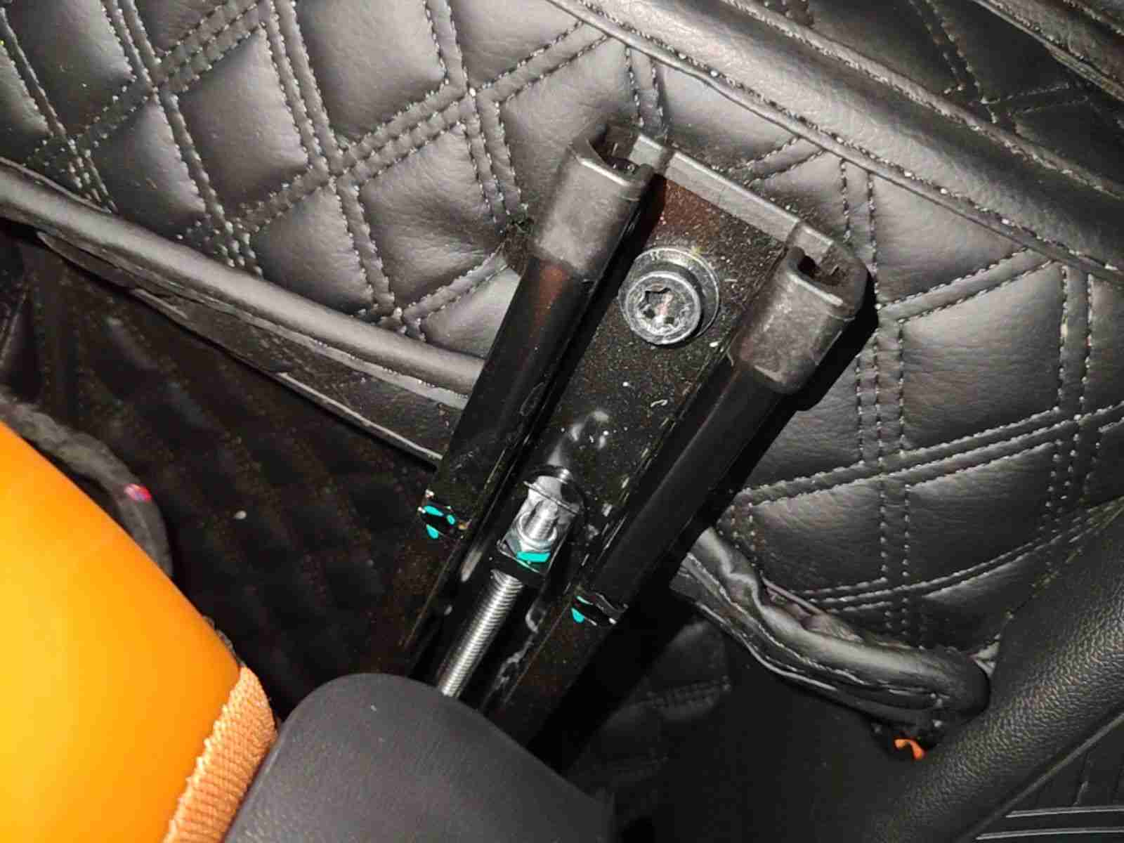 右前座椅滑轨拆卸痕迹实拍