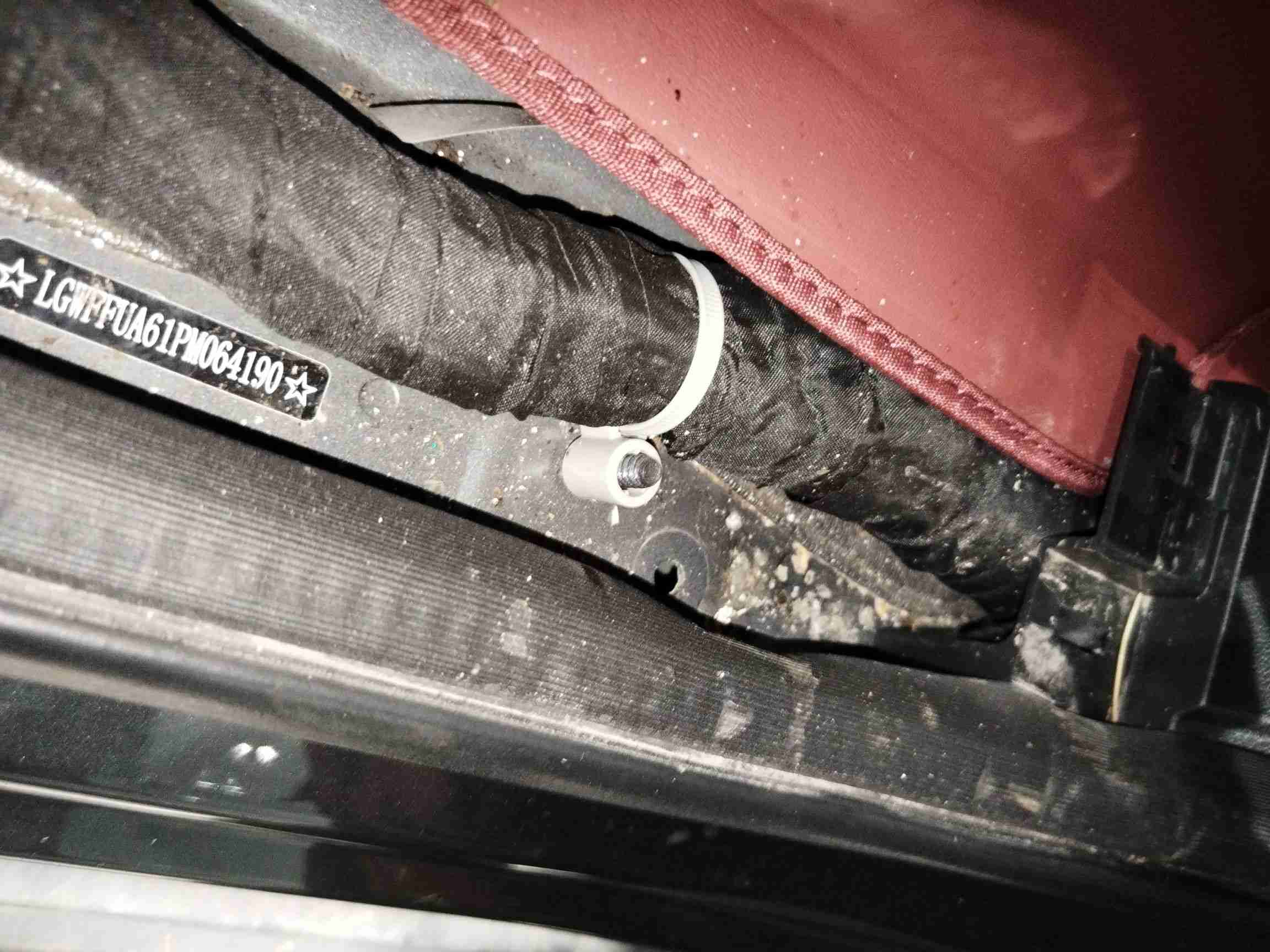左侧门槛梁内侧泥沙痕迹实拍