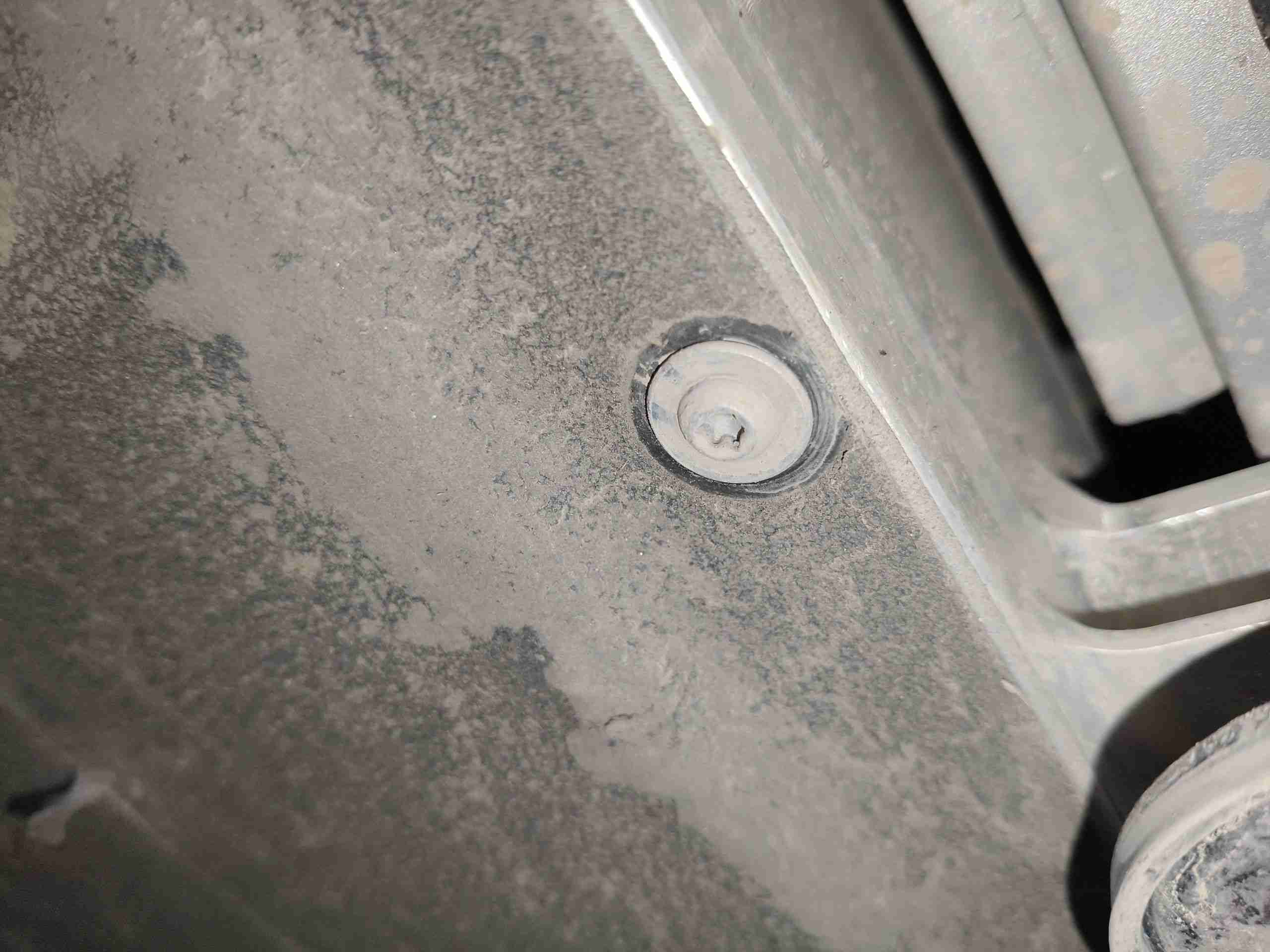 动力电池箱底护板拆卸痕迹实拍