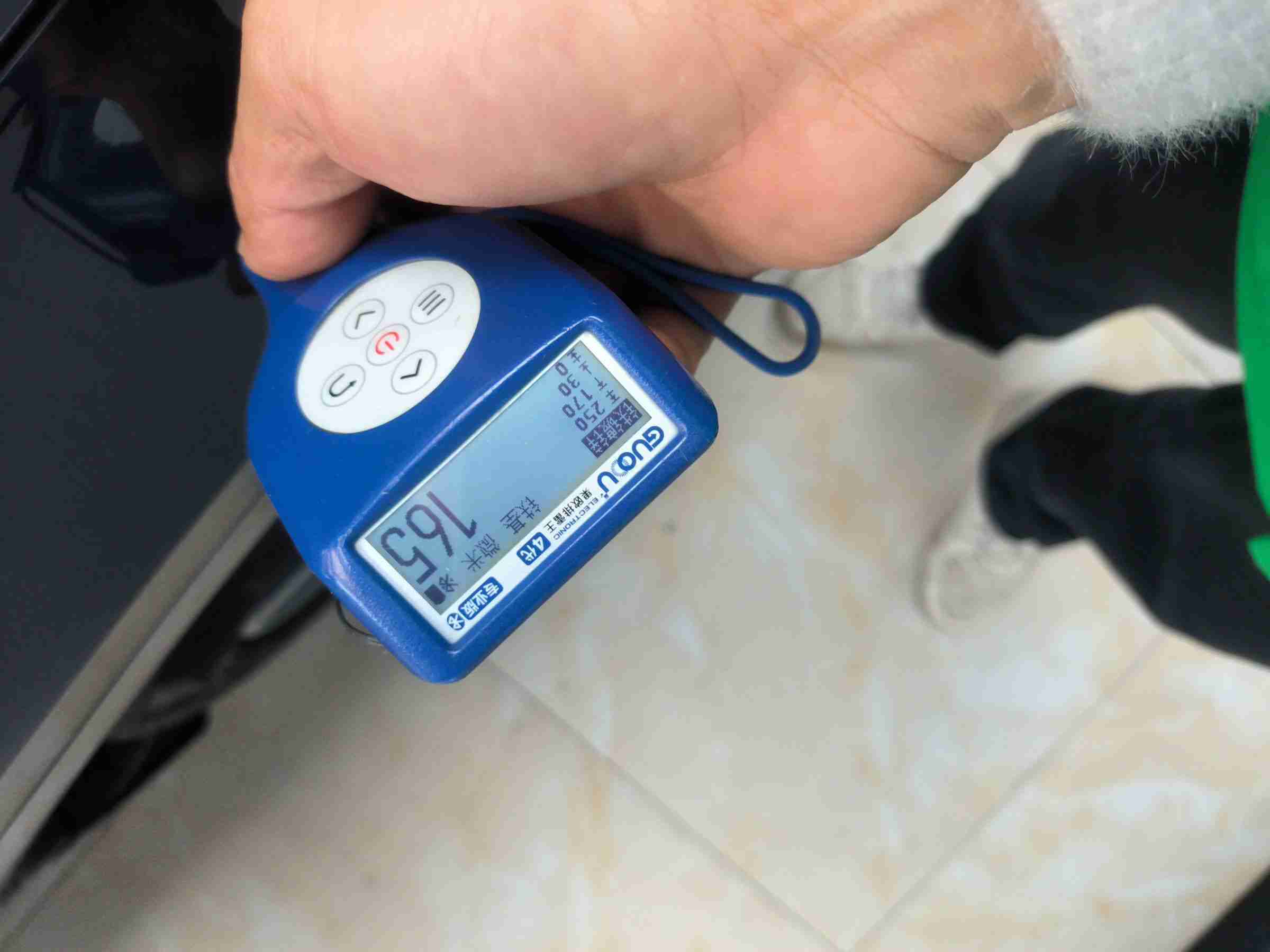 右前翼子板喷漆修复部位实拍