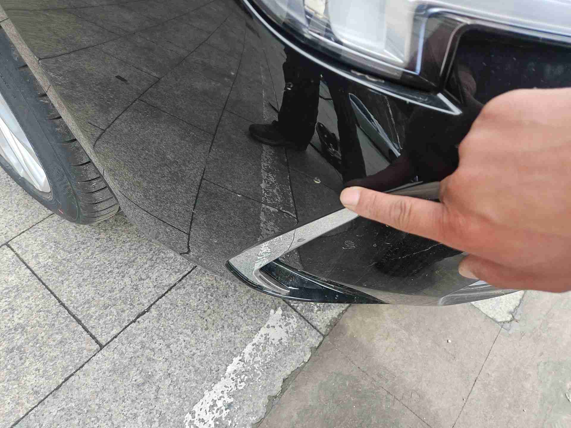前保险杠漆面刮擦漏底漆实拍