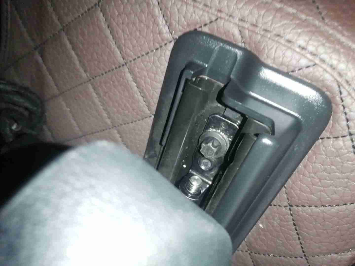右前座椅滑轨拆卸痕迹实拍