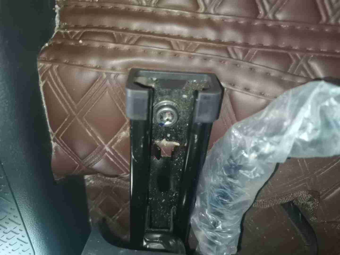左前座椅滑轨拆卸痕迹实拍