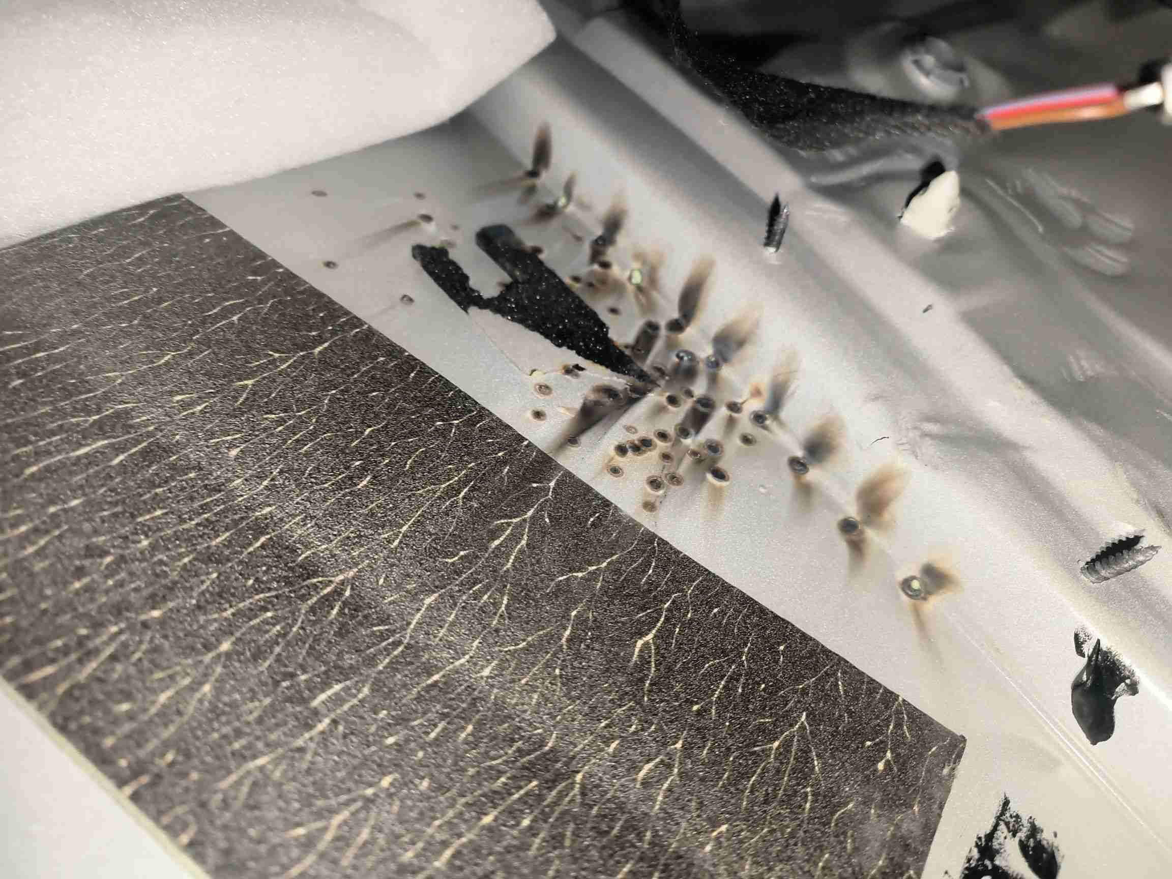 左后翼子板内骨架情况实拍