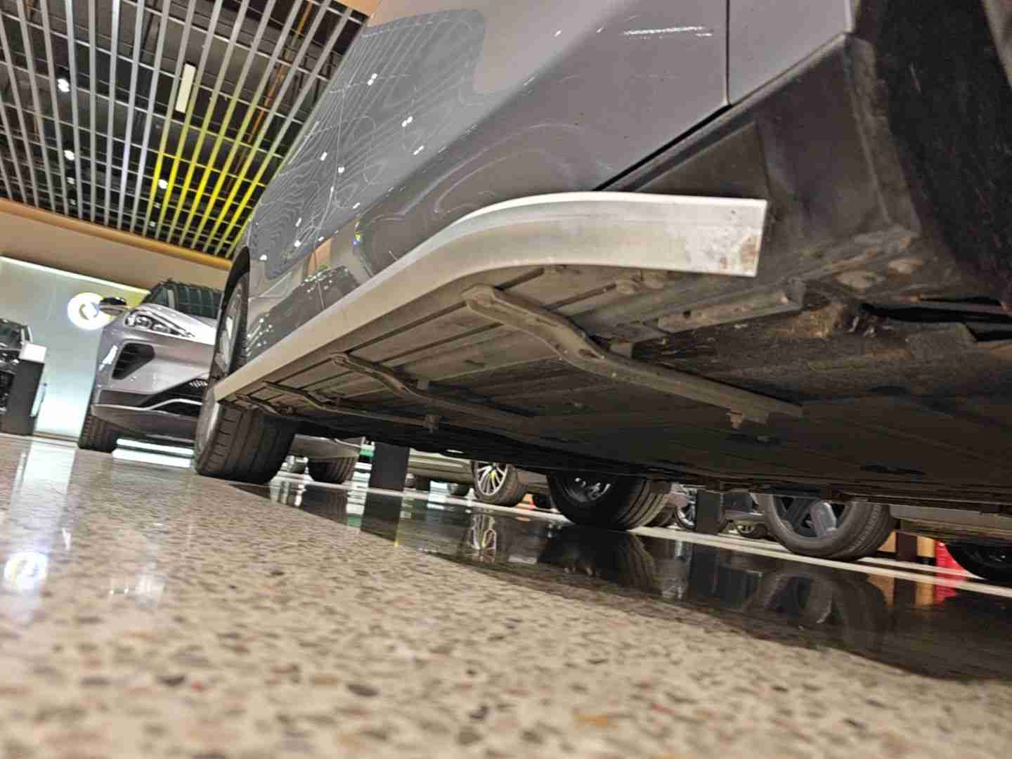 右侧底边梁饰板拆卸痕迹实拍