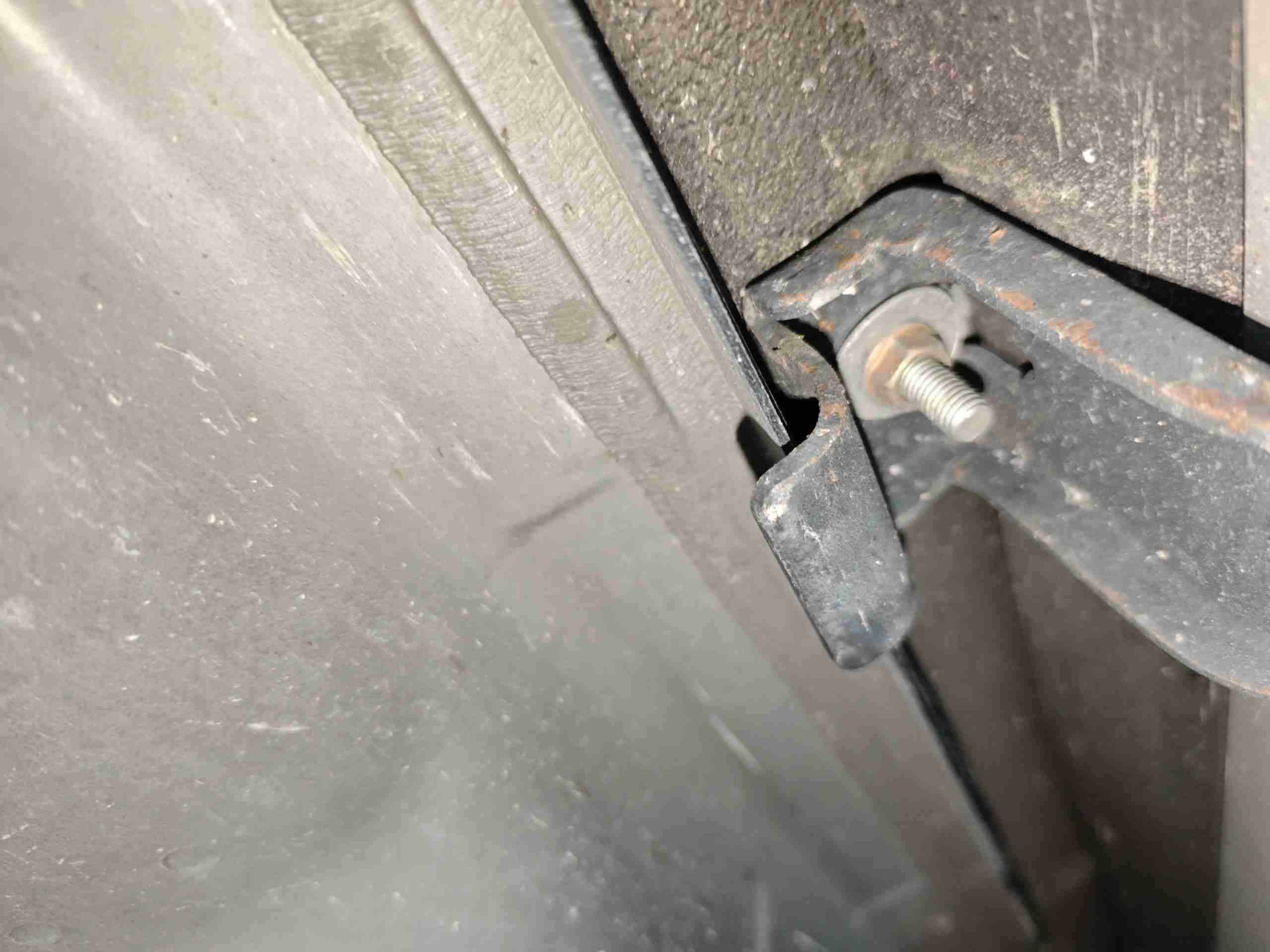 左侧底边梁改装打孔实拍